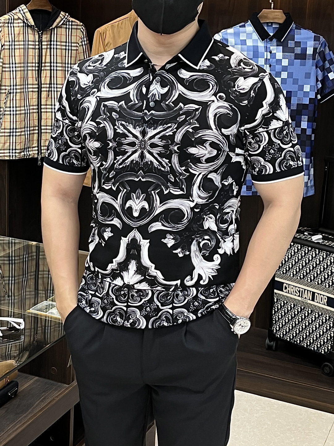 NO:412260,The main recommendation Givenchy 2025ss Snake New Givenchy Lapel Boutique Short-sleeved T-shirt Official website synchronization High-end quality three-D printed model, custom top mercerized cotton fabric, top factory 1:1 production, fashionable big brand heavy craftsmanship logo design, soft and delicate touch, skin-friendly and comfortable to wear, versatile and casual, the upper body is very good, handsome, trendy men's essential products Size M-3XL H2025 new model first release, given, given, given, given, T-shirt, tees, t-shirt, alexander wang19860909主推 Givenchy 2025ss蛇年新款纪梵希翻领精品短袖T恤 官网同步 高端品质三D印花款,定制顶级丝光棉面料,顶级大厂1:1制作,时尚大牌重工艺logo设计,手感柔软细腻 穿着亲肤舒适 百搭休闲 上身非常赞 帅气 潮男必备品 尺码M-3XL H2025新款首发,,givenchy,givenchy,T-shirt,tees，t-shirt,alexander wang,Men's clothing