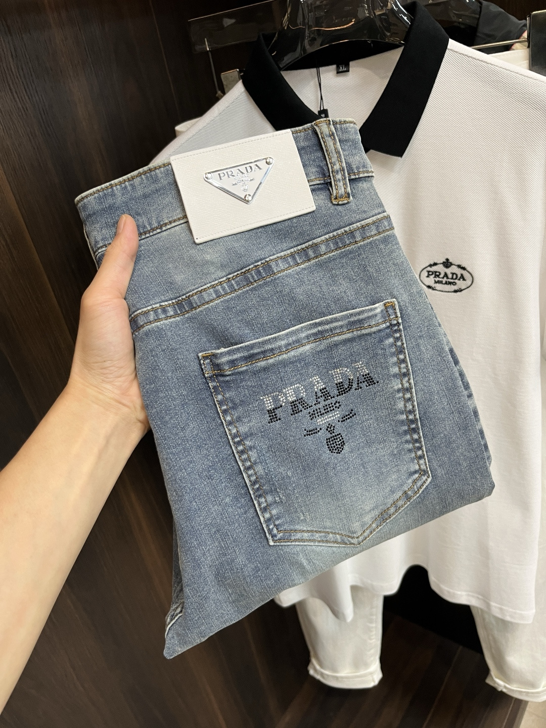 NO:454611,The main recommendation is Prada. It is exclusively available for new trendy men's fashionable casual jeans, high-end European version original single pants, trendy and fashionable casual pants. It has high breathability and comfort, impeccable details, and the brand element design concept reflects high quality. It presents casual cuts, and the upper body style is superb!  Number of codes 29-38 (no 35 37) H new model first release, prada, prada, jeans, alexander wang19860909主推 Prada 普拉达 独家专供新款潮男时尚休闲牛仔裤,高端欧版原单裤子,潮流时尚休闲裤子 透气舒适度高,细节无可挑剔,品牌元素设计理念,体现高品质.呈现休闲裁剪,上身版型超赞！ 码数29-38（无35 37） H新款首发,,prada,prada,jeans,alexander wang,Men's clothing