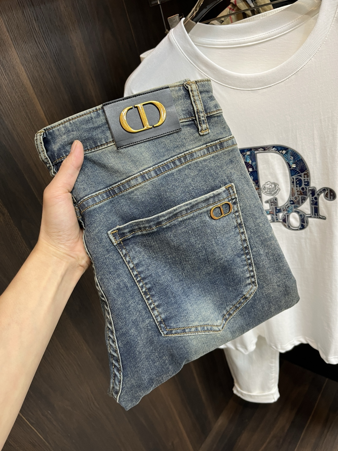 NO:454616,The main recommendation Dior is exclusively available for new trendy men's fashionable casual jeans, high-end European version original single pants, trendy and fashionable casual pants, breathable and comfortable, impeccable details, brand element design concept, reflecting high quality. It presents casual cut, and the upper body style is superb!  Number of codes 29-38 (no 35 37) H new model first release, dior, dior, jeans, alexander wang19860909主推 Dior 迪奥 独家专供新款潮男时尚休闲牛仔裤,高端欧版原单裤子,潮流时尚休闲裤子 透气舒适度高,细节无可挑剔,品牌元素设计理念,体现高品质.呈现休闲裁剪,上身版型超赞！ 码数29-38（无35 37） H新款首发,,dior,dior,jeans,alexander wang,Men's clothing