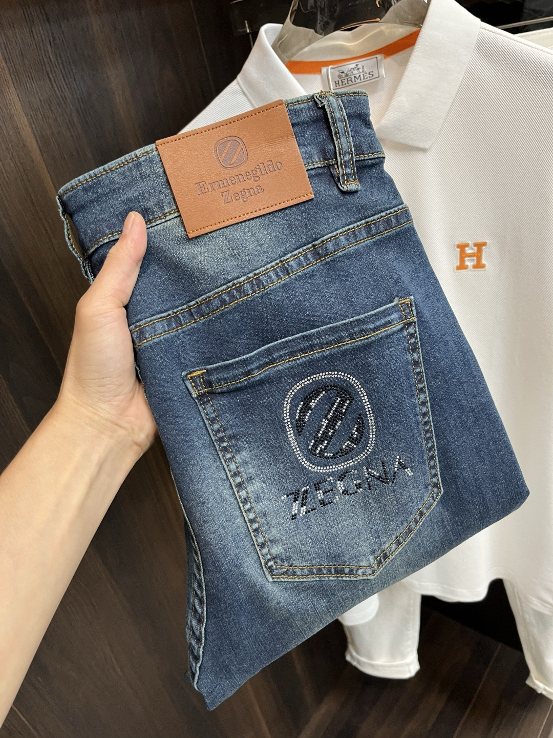 NO:415484,The main recommendation Zegna is exclusively available for new trendy men's fashionable casual jeans, high-end European version original single pants, trendy and fashionable casual pants, breathable and comfortable, impeccable details, brand element design concept, reflecting high quality. It presents casual cut, and the upper body style is superb!  Number of codes 29-38 (no 35 37) H new model first release, zegna, jeans, alexander wang19860909主推 Zegna 杰尼亚 独家专供新款潮男时尚休闲牛仔裤,高端欧版原单裤子,潮流时尚休闲裤子 透气舒适度高,细节无可挑剔,品牌元素设计理念,体现高品质.呈现休闲裁剪,上身版型超赞！ 码数29-38（无35 37） H新款首发,,zegna,jeans,alexander wang,Men's clothing