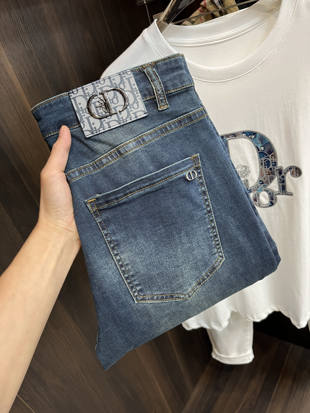 NO:415489,The main recommendation Dior is exclusively available for new trendy men's fashionable casual jeans, high-end European version original single pants, trendy and fashionable casual pants, breathable and comfortable, impeccable details, brand element design concept, reflecting high quality. It presents casual cut, and the upper body style is superb!  Number of codes 29-38 (no 35 37) H new model first release, dior, dior, jeans, alexander wang19860909主推 Dior 迪奥 独家专供新款潮男时尚休闲牛仔裤,高端欧版原单裤子,潮流时尚休闲裤子 透气舒适度高,细节无可挑剔,品牌元素设计理念,体现高品质.呈现休闲裁剪,上身版型超赞！ 码数29-38（无35 37） H新款首发,,dior,dior,jeans,alexander wang,Men's clothing