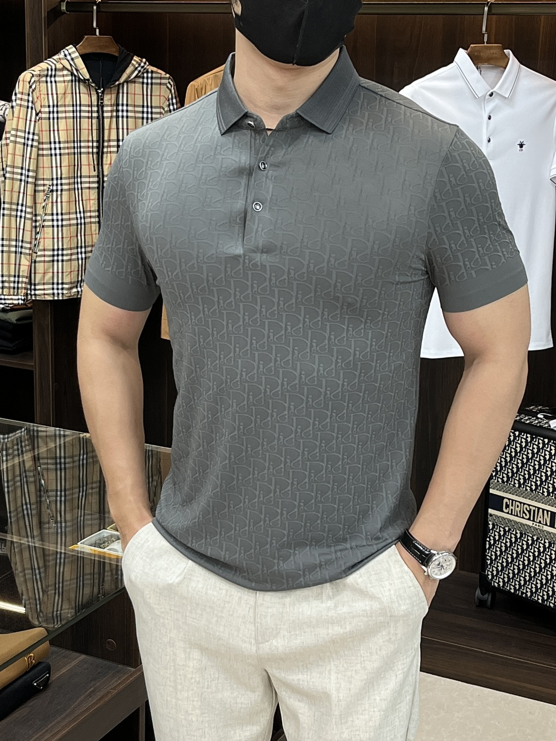 NO:468197,The main recommendation Dior 2025ss Snake New Dior Lapel Boutique Short-sleeved T-shirt Official website synchronization High-end quality three-D printed model, custom top mercerized cotton fabric, top factory 1:1 production, fashionable big brand heavy craft logo design, soft and delicate touch, skin-friendly and comfortable to wear, versatile and casual, the upper body is very good, handsome, trendy men's essential products Size M-3XL H2025 new model first release,,dior,dior,T-shirt,tees,t-shirt,alexander wang19860909主推 Dior 2025ss蛇年新款迪奥翻领精品短袖T恤 官网同步 高端品质三D印花款,定制顶级丝光棉面料,顶级大厂1:1制作,时尚大牌重工艺logo设计,手感柔软细腻 穿着亲肤舒适 百搭休闲 上身非常赞 帅气 潮男必备品 尺码M-3XL H2025新款首发,,dior,dior,T-shirt,tees，t-shirt,alexander wang,Men's clothing