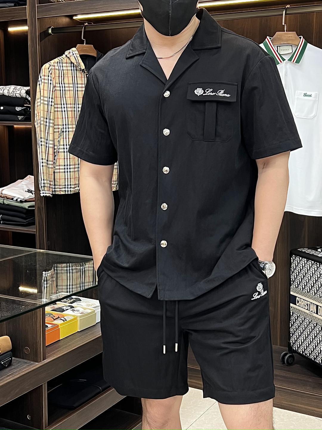 NO:428864,The main recommendation is the LP early spring model 2025 latest fashion designer lapel cardigan short-sleeved shorts suit. The details show the high-end structural tailoring design changes to show the diverse image changes of men, slim and neat, tailoring, and satisfy the popular multi-layered outfits nowadays, and the versatile style of life!  Number of codes 48-56 H2025 new model first release, loro piana, shorts, T-shirt, alexander wang19860909主推 LP 早春款2025最新款时尚设计师款翻领开衫短袖短裤套装,处处细节显工艺足够的高级结构性剪裁的设计改变来展现男士多样的形象变化,修身利落、剪裁合体,满足时下正流行的多层次穿搭,生活百搭款式！ 码数48-56 H2025新款首发,,loro piana,shorts,T-shirt,alexander wang,Men's clothing