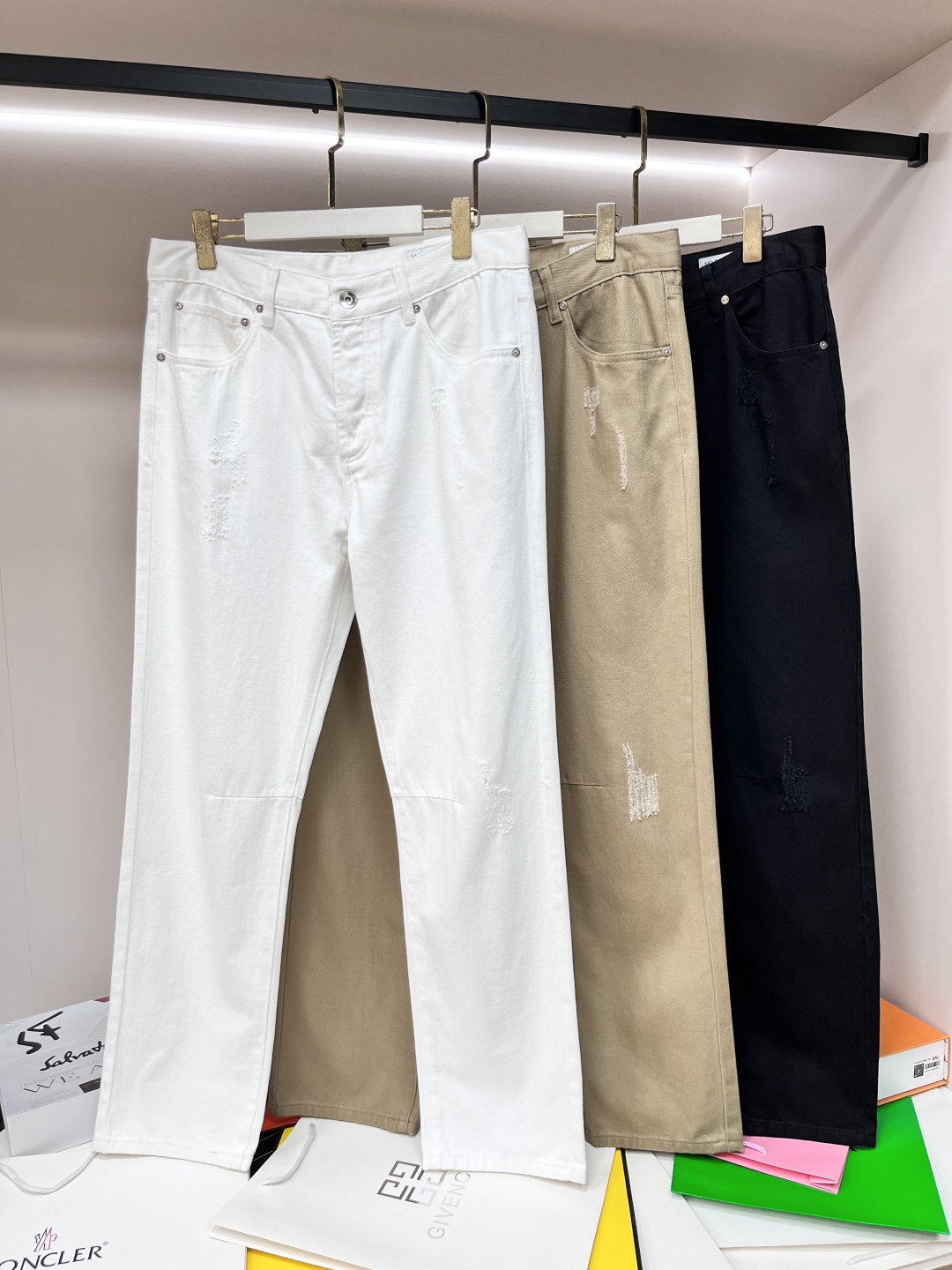 NO:426019,The main recommendation is BC 25 new classic small straight-leg jeans. This jeans are made of cotton denim fabric, with access button opening and closing design, and a BC classic leather tag on the back waist, highlighting the classic taste of Brunello Cucinelli. There are white, black and hot khaki to choose from, and it is highly recommended!  Color black white card color number 30 31 32 33 34 36, brunello cucinelli,jeans,alexander wang19860909主推 BC 25新款经典小直筒型牛仔裤这款牛仔裤采用棉质牛仔布面料制作而成,门禁纽扣开合设计,后腰头饰有bc经典皮牌,彰显Brunello Cucinelli的经典品味.有白色 黑色 卡其热三色可供挑选,强烈推荐！ 颜色黑色 白色 卡色 码数30 31 32 33 34 36,,brunello cucinelli,jeans,alexander wang,Men's clothing