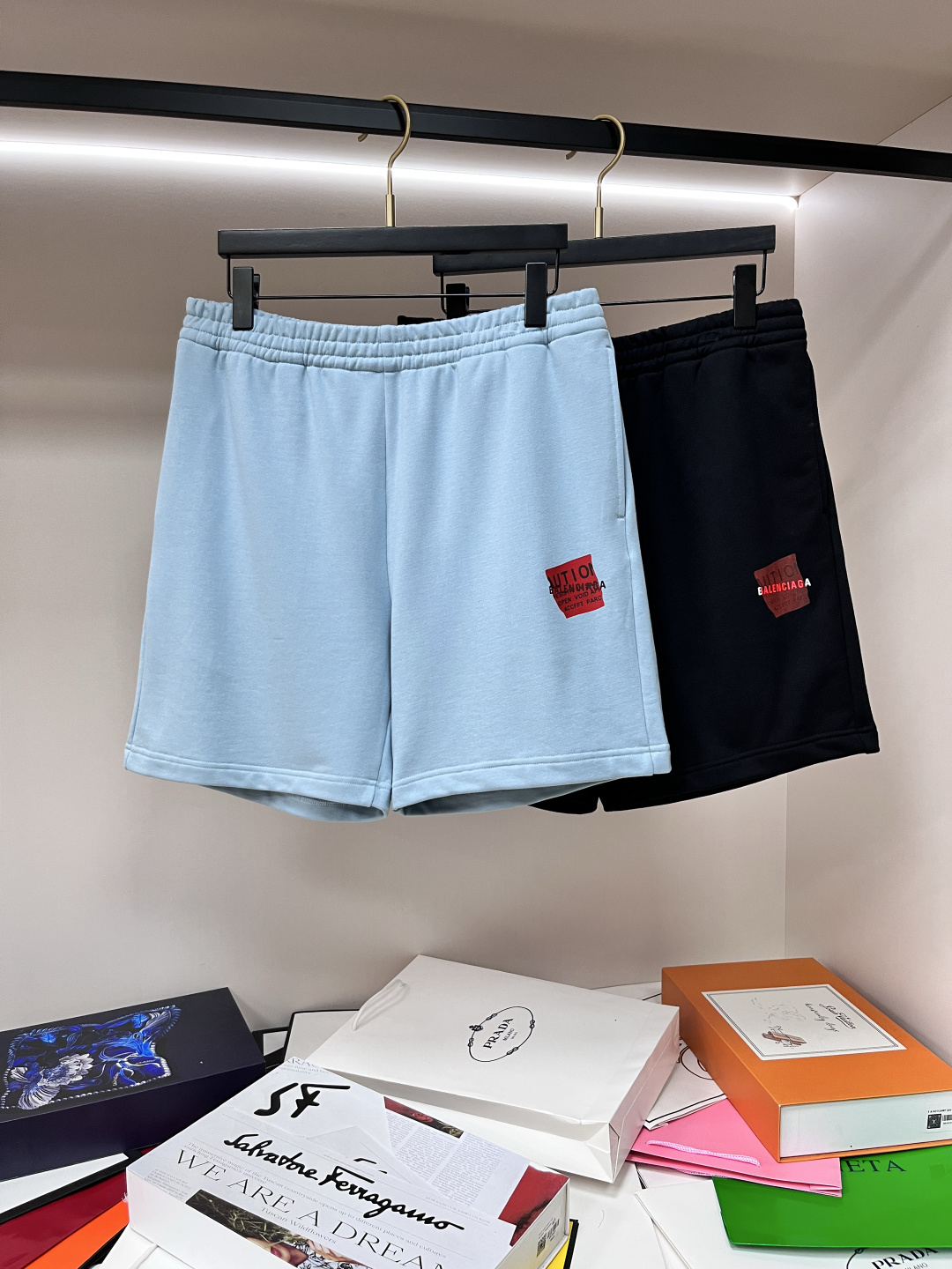 NO:426024,The main recommendation is Balenciga 25ss new 2-color red tape letter shorts Balenciga fabric is made of terry cotton, layered printing technology, and feels very comfortable. It has a one-line bag on both sides, elastic waist, fashionable and personalized, super versatile, same style as men and women, highly recommended!  Color blue black Number of code S M L XL,,balenciaga,balenciaga,shorts,alexander wang19860909主推 Balenciga 25ss新款2色红胶带字母短裤巴黎世家面料采用毛圈纯棉制作而成,叠层印花工艺,手感非常舒服 两侧开一字袋 ,松紧腰头,时尚又个性,超级百搭,男女同款,强烈推荐！ 颜色蓝色 黑色 码数S M L XL,,balenciaga,balenciaga,shorts,alexander wang,Men's clothing