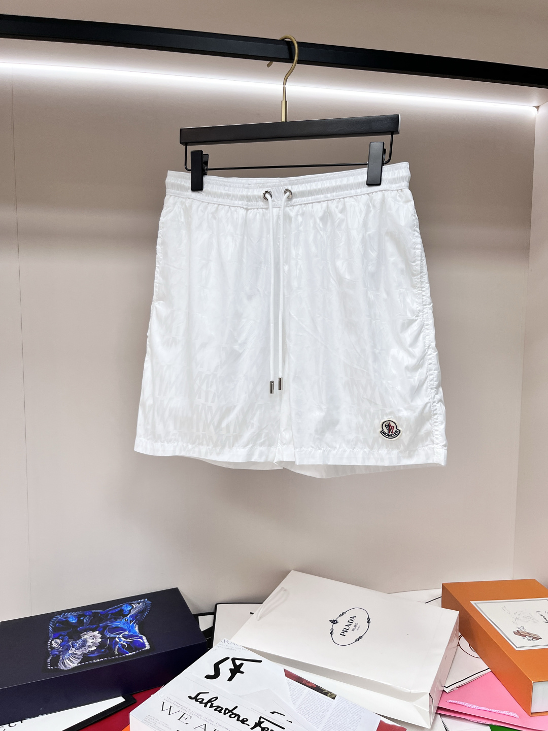 NO:426034,The main recommendation Moncler hot casual jacquard shorts are added in white. The simple and casual style of the mask creates a fashionable single product that is both casual and personalized. The waist circumference is threaded, and the body is very comfortable and low-key. It is luxurious and elegant. It is absolutely stylish and extremely luxurious and versatile! Color: Black Blue White Size: S M L Xl, Moncler, shorts, alexander wang19860909主推 Moncler 爆款休闲提花短裤新增白色,蒙口这款简约休闲款式打造休闲与个性兼备的时髦单品奢华经典品牌logo设计,腰围工艺螺纹围接,身穿着非常舒适低调不失奢华穿出去非常有档次上身绝对的有型极度奢华大气且百搭! 颜色: 黑色 蓝色 白色 尺码:S M L Xl,,Moncler,shorts,alexander wang,Men's clothing