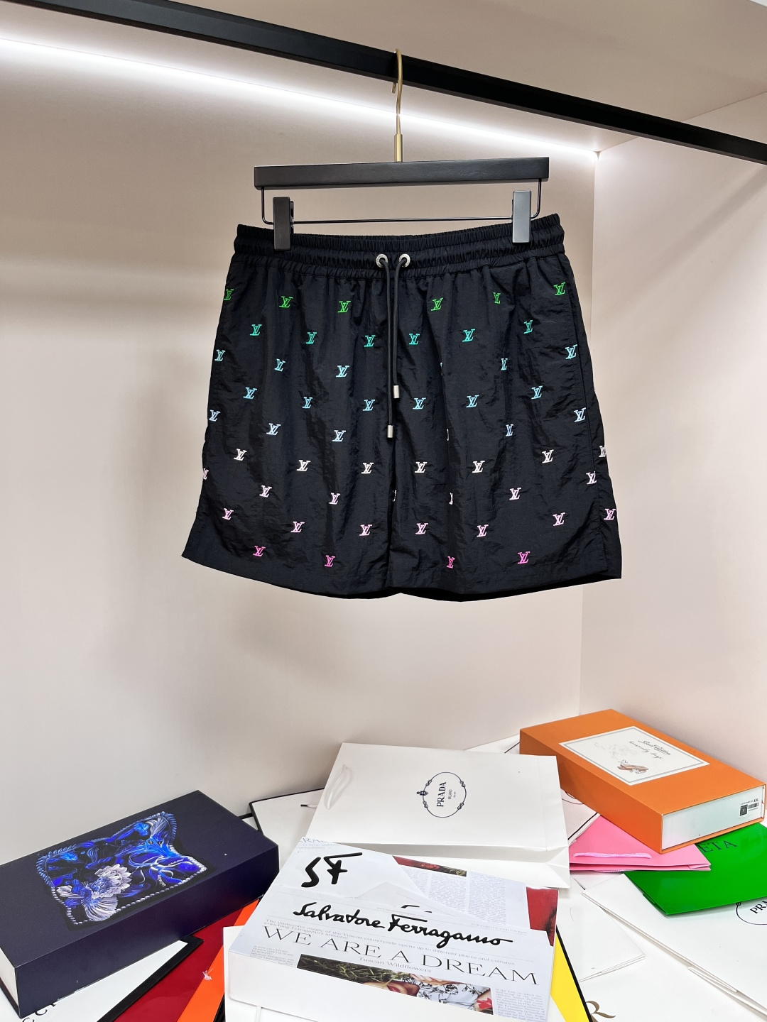 NO:426029,The main recommendation is the new LV 25SS BLASON Gradient Embroidered Beach Shorts. This beach shorts are made of technological fabric to create a side slit design, and then embroidery technology gives the full LV Blason logo elegant gradient effect. The LV inscription end injects metal edge into the waist drawstring. The style is very novel and unique, and is a must-have item for men in summer. It is highly recommended!  S M L XL, louis vuitton, shorts, alexander wang19860909主推 LV 25SS新款BLASON 渐变刺绣沙滩短裤这款沙滩短裤选用科技面料塑造侧开衩设计,再以刺绣工艺赋予全幅 LV Blason 标识雅致渐变效果.LV铭纹端头为腰间抽绳注入金属锋芒.款式非常新颖独特,是男士夏季必备单品,强烈推荐！ 码数S M L XL,,louis vuitton,shorts,alexander wang,Men's clothing