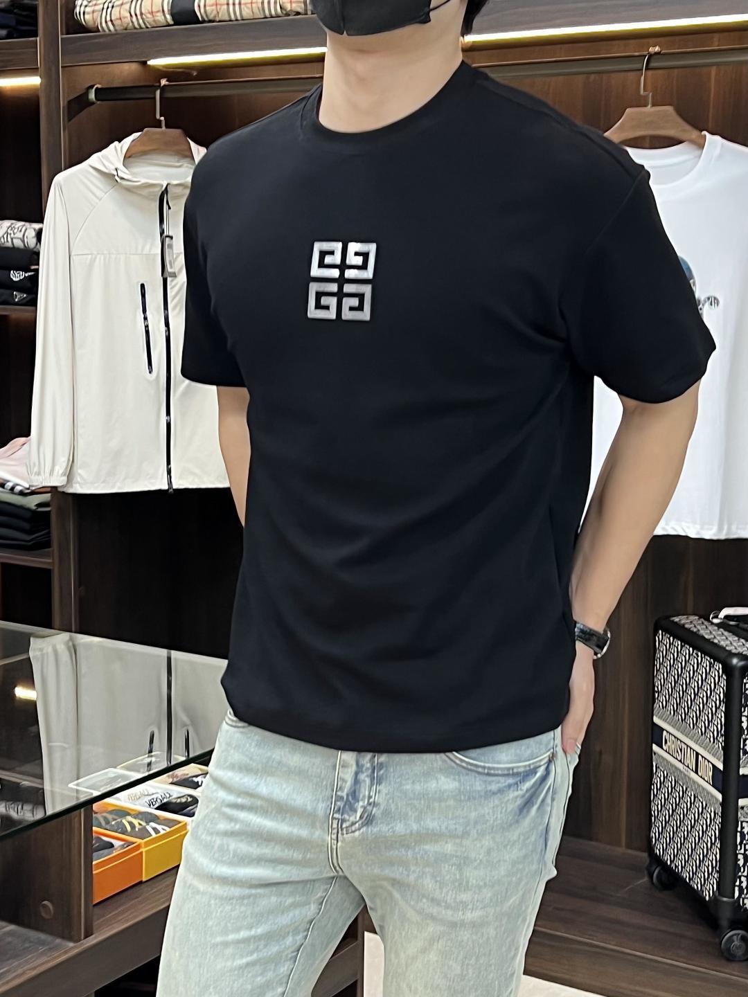 NO:737192,Mainly recommended by Givenchy. Exclusively for autumn new Givenchy fashion casual round neck short sleeves, high-density 320g pure cotton fabric, advanced dense needle embroidery, high-end European original T-shirt, trendy fashion casual half-sleeves. High breathability and comfort, impeccable details, brand element design concept, reflecting high quality. Presenting casual tailoring, the upper body shape is awesome!  Size S-XXL H2025 new model debut,,givenchy,givenchy,T-shirt,tees,t-shirt,19860909主推 Givenchy 独家专供秋季新款纪梵希时尚休闲圆领短袖,高密度320克纯棉面料,高级密针刺绣、高端欧版原单T恤,潮流时尚休闲半袖 透气舒适度高,细节无可挑剔,品牌元素设计理念,体现高品质.呈现休闲裁剪,上身版型超赞！ 码数S-XXL H2025新款首发,,givenchy,givenchy,T-shirt,tees，t-shirt,,Men's clothing