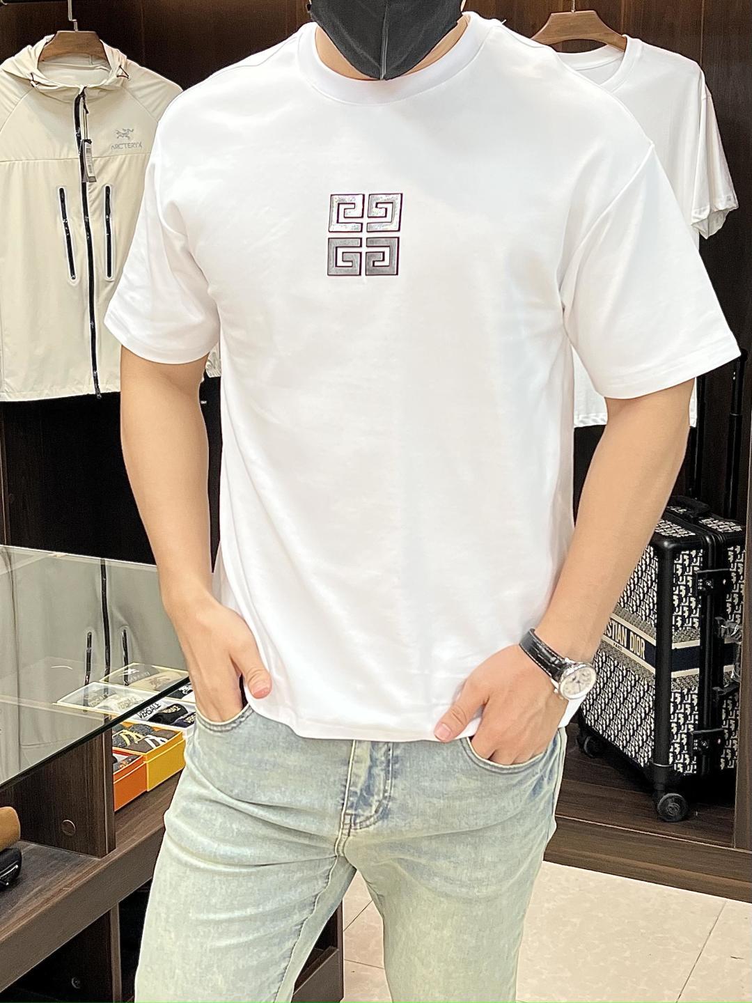 NO:415494,The main recommendation is Givenchy, exclusively exclusive to the new autumn Givenchy fashion casual round neck short sleeves, high-density 320g pure cotton fabric, high-end needle embroidery, high-end European version original single T-shirt, trendy and fashionable casual half-sleeved, breathable and comfortable, impeccable details, brand element design concept, reflecting high quality. It presents casual cut, and the upper body style is superb!  S-XXL H2025 new model first release, given , given , given , given , T-shirt, tees, t-shirt, alexander wang19860909主推 Givenchy 独家专供秋季新款纪梵希时尚休闲圆领短袖,高密度320克纯棉面料,高级密针刺绣、高端欧版原单T恤,潮流时尚休闲半袖 透气舒适度高,细节无可挑剔,品牌元素设计理念,体现高品质.呈现休闲裁剪,上身版型超赞！ 码数S-XXL H2025新款首发,,givenchy,givenchy,T-shirt,tees，t-shirt,alexander wang,Men's clothing