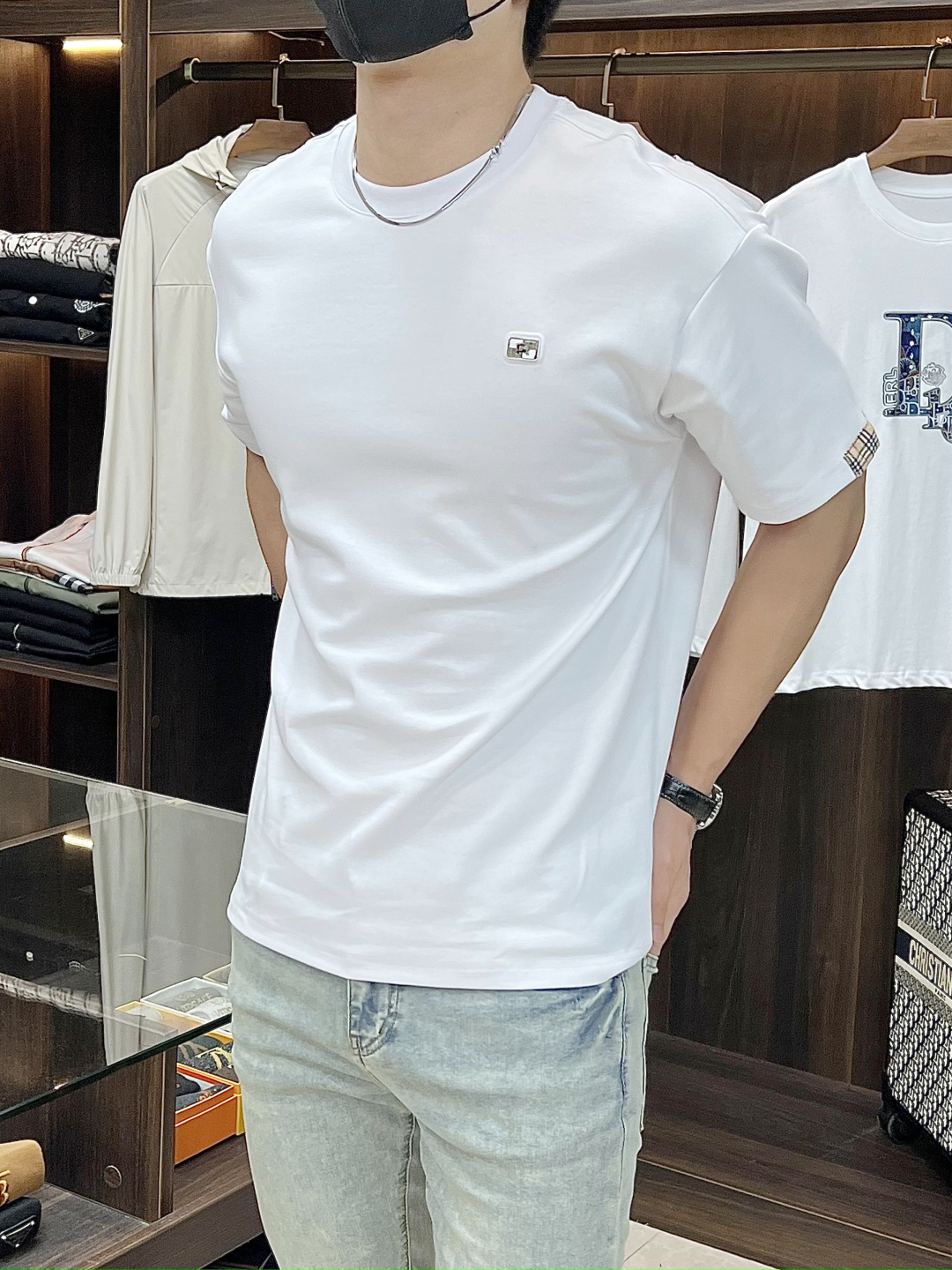 NO:415500,The main recommendation Burberry is exclusively designed for the new autumn Burberry fashion casual round neck short sleeves, high-density 320g pure cotton fabric, high-end needle embroidery, high-end European version original single T-shirt, trendy and fashionable casual half-sleeved, breathable and comfortable, impeccable details, brand element design concept, reflecting high quality. It presents casual cut, and the upper body style is superb!  S-XXXL H2025 new model first launch, burberry, burberry, T-shirt, tees, t-shirt, alexander wang19860909主推 Burberry 独家专供秋季新款巴宝莉时尚休闲圆领短袖,高密度320克纯棉面料,高级密针刺绣、高端欧版原单T恤,潮流时尚休闲半袖 透气舒适度高,细节无可挑剔,品牌元素设计理念,体现高品质.呈现休闲裁剪,上身版型超赞！ 码数S-XXXL H2025新款首发,,burberry,burberry,T-shirt,tees，t-shirt,alexander wang,Men's clothing