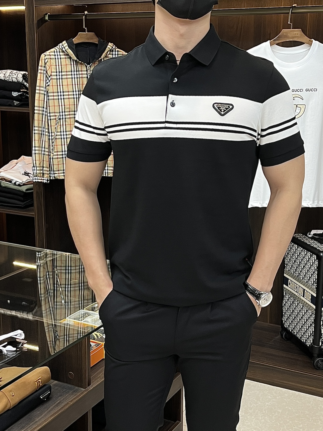 NO:468177,The main recommendation is Prada 2025 spring exclusively for the new Prada trendy men's fashionable casual business lapel short-sleeved T-shirt. The new spring business casual lapel short-sleeved T-shirt, high-end European version original single trendy fashion boutique!  High breathability and comfort, impeccable details, brand elements design concept, reflecting high quality. It presents casual cut and has a great upper body style!  Code Number M-XXXL H2025 new model first release, prada, prada, T-shirt, tees, t-shirt, alexander wang19860909主推 Prada 2025春季独家专供新款普拉达潮男时尚休闲商务翻领短袖T恤.春季新款商务休闲翻领短袖T恤衫,高端欧版原单潮流时尚精品！透气舒适度高,细节无可挑剔,品牌元素设计理念,体现高品质.呈现休闲裁剪,上身版型超赞！ 码数M-XXXL H2025新款首发,,prada,prada,T-shirt,tees，t-shirt,alexander wang,Men's clothing