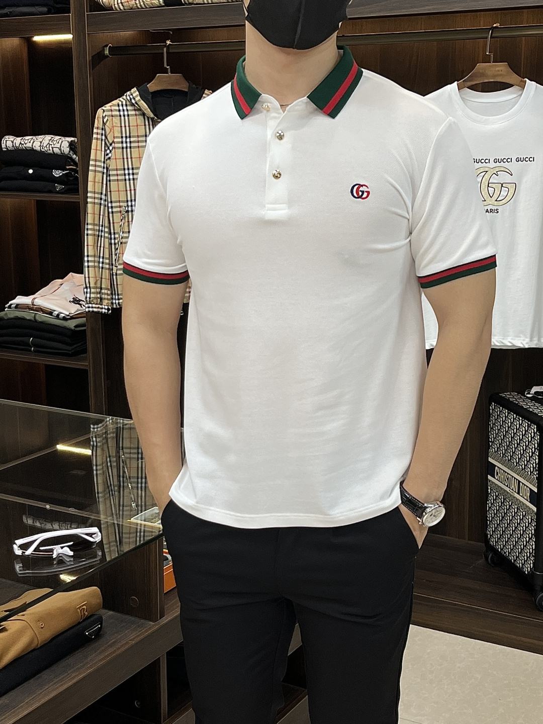 NO:468227,The main recommendation is Gucci 2025 spring exclusively for the new Gucci trendy men's fashionable casual business lapel short-sleeved T-shirt. The new spring business casual lapel short-sleeved T-shirt, high-end European version original single trendy fashion boutique!  High breathability and comfort, impeccable details, brand elements design concept, reflecting high quality. It presents casual cut and has a great upper body style!  Code Number M-XXXL H2025 new model first release, gucci, gucci, T-shirt, tees, t-shirt, alexander wang19860909主推 Gucci 2025春季独家专供新款古驰潮男时尚休闲商务翻领短袖T恤.春季新款商务休闲翻领短袖T恤衫,高端欧版原单潮流时尚精品！透气舒适度高,细节无可挑剔,品牌元素设计理念,体现高品质.呈现休闲裁剪,上身版型超赞！ 码数M-XXXL H2025新款首发,,gucci,gucci,T-shirt,tees，t-shirt,alexander wang,Men's clothing