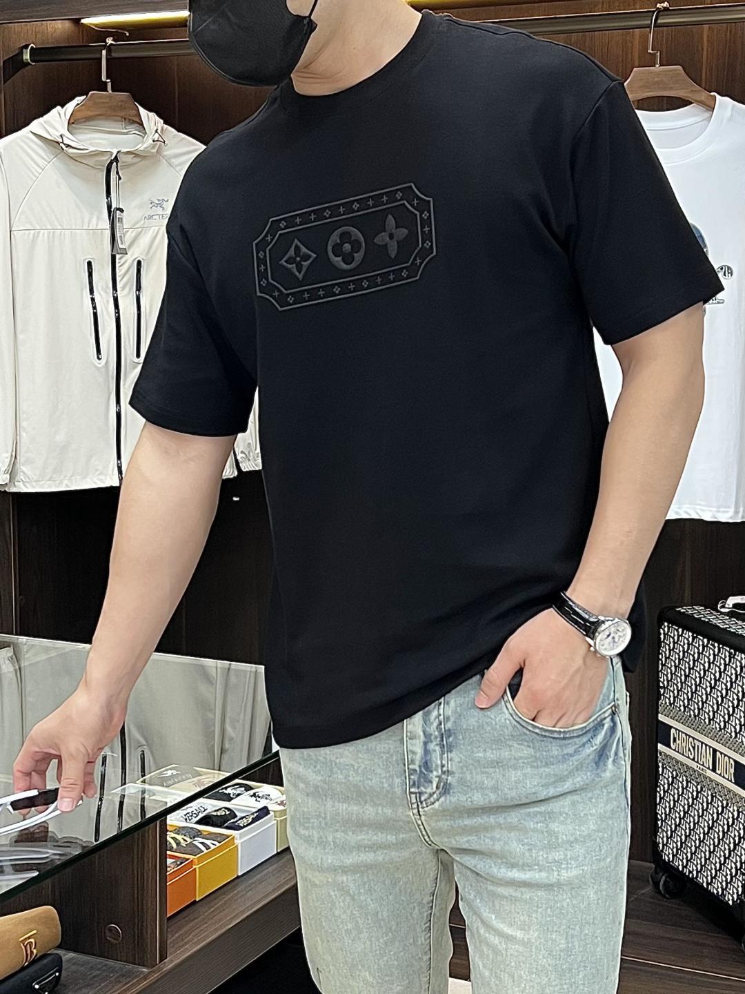 NO:732434,The main recommendation is LV's exclusive autumn new donkey brand fashionable and casual round neck short-sleeved, high-density 320g pure cotton fabric, advanced dense needle embroidery, high-end European original single T-shirt, fashionable and casual half-sleeved. It has high breathability and comfort, impeccable details, brand element design concept, reflecting high quality. It presents casual tailoring, and the upper body shape is awesome!  Size S-XXXL H2025 new model first release,,louis vuitton,louis vuitton,T-shirt,tees,t-shirt,19860909主推LV 独家专供秋季新款驴牌时尚休闲圆领短袖,高密度320克纯棉面料,高级密针刺绣、高端欧版原单T恤,潮流时尚休闲半袖 透气舒适度高,细节无可挑剔,品牌元素设计理念,体现高品质.呈现休闲裁剪,上身版型超赞！ 码数S-XXXL H2025新款首发,,louis vuitton,louis vuitton,T-shirt,tees，t-shirt,,Men's clothing