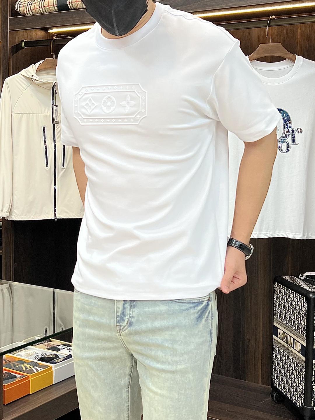 NO:426008,The main recommendation LV is exclusively designed for new autumn donkey brand fashionable casual round neck short sleeves, high-density 320g pure cotton fabric, high-end needle embroidery, high-end European version original single T-shirt, trendy and fashionable casual half-sleeved, high breathable and comfortable, impeccable details, brand element design concept, reflecting high quality. It presents casual cut, and the upper body style is superb!  S-XXXL H2025 new model first release, louis vuitton,louis vuitton,t-shirt,tees,t-shirt,alexander wang19860909主推 LV 独家专供秋季新款驴牌时尚休闲圆领短袖,高密度320克纯棉面料,高级密针刺绣、高端欧版原单T恤,潮流时尚休闲半袖 透气舒适度高,细节无可挑剔,品牌元素设计理念,体现高品质.呈现休闲裁剪,上身版型超赞！ 码数S-XXXL H2025新款首发,,louis vuitton,louis vuitton,T-shirt,tees，t-shirt,alexander wang,Men's clothing