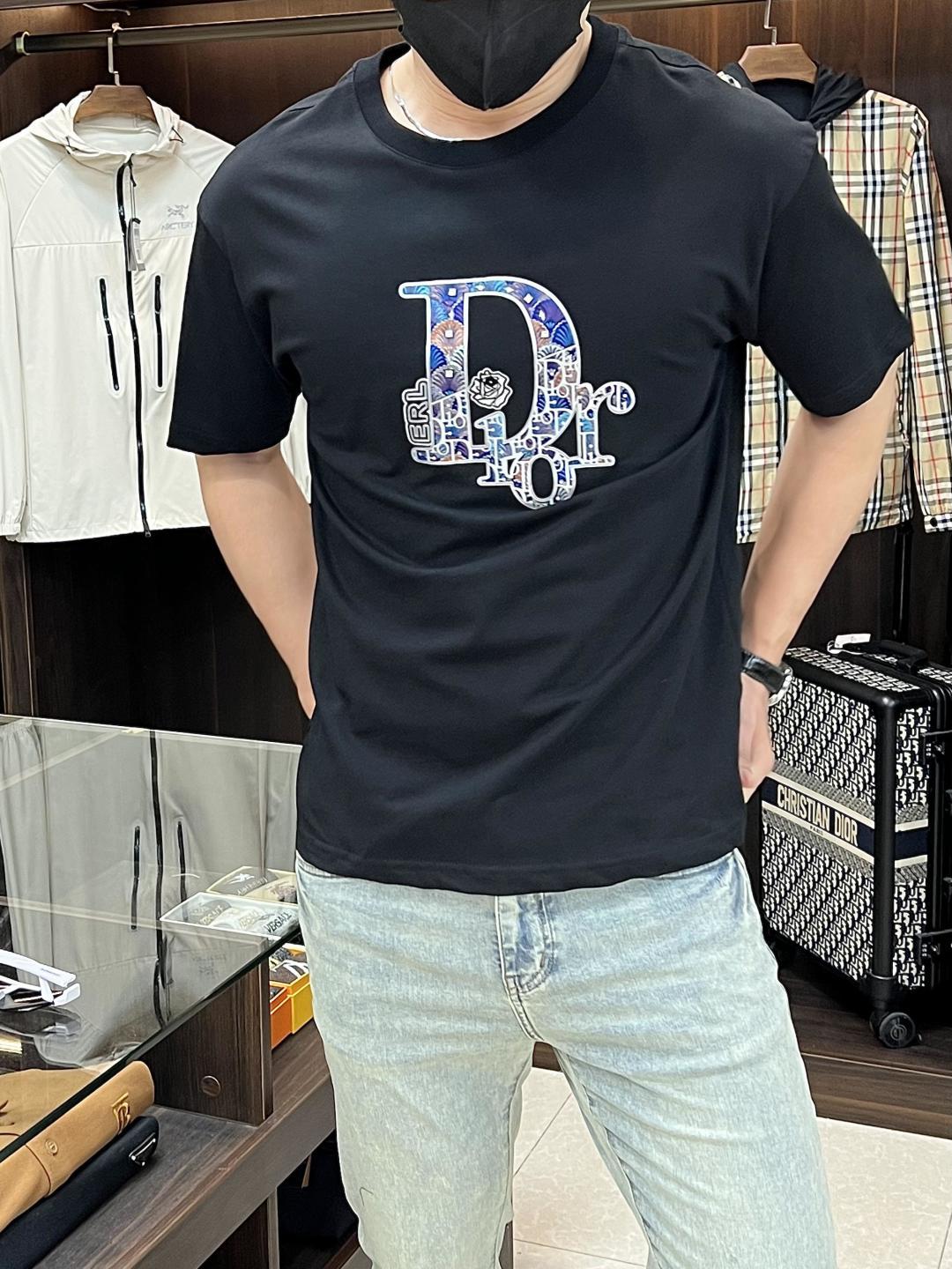 NO:746980,The main recommendation is Dior's exclusive autumn new Dior fashion casual round neck short sleeves, high-density 320g pure cotton fabric, advanced dense needle embroidery, high-end European original single T-shirt, trendy fashion casual half-sleeves, high breathability and comfort, impeccable details, brand element design concept, reflecting high quality. Presenting casual tailoring, the upper body shape is awesome!  Size S-XXL H2025 new model debut, dior, dior, T-shirt, tees, t-shirt,19860909主推Dior 独家专供秋季新款迪奥时尚休闲圆领短袖,高密度320克纯棉面料,高级密针刺绣、高端欧版原单T恤,潮流时尚休闲半袖 透气舒适度高,细节无可挑剔,品牌元素设计理念,体现高品质.呈现休闲裁剪,上身版型超赞！ 码数S-XXL H2025新款首发,,dior,dior,T-shirt,tees，t-shirt,,Men's clothing