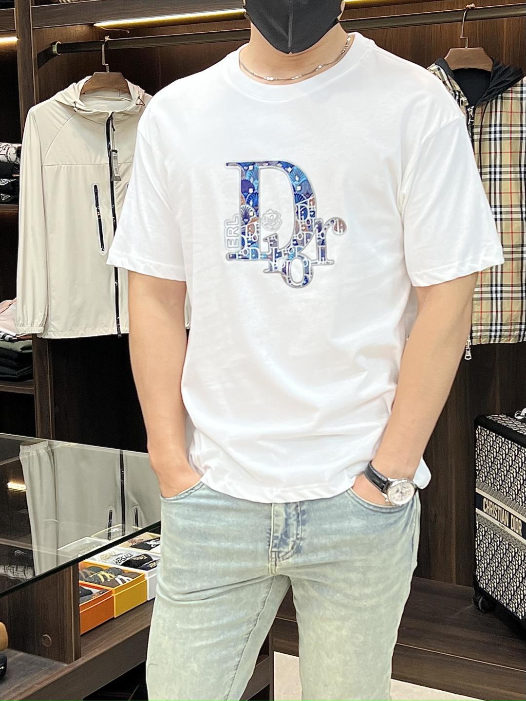 NO:426012,The main recommendation Dior is exclusively designed for the new autumn Dior fashion casual round neck short sleeves, high-density 320 grams pure cotton fabric, high-end needle embroidery, high-end European version original single T-shirt, trendy and fashionable casual half-sleeved, breathable and comfortable, impeccable details, brand element design concept, reflecting high quality. It presents casual cut, and the upper body style is superb!  S-XXL H2025 new model first release, dior, dior, T-shirt, tees, t-shirt, alexander wang19860909主推 Dior 独家专供秋季新款迪奥时尚休闲圆领短袖,高密度320克纯棉面料,高级密针刺绣、高端欧版原单T恤,潮流时尚休闲半袖 透气舒适度高,细节无可挑剔,品牌元素设计理念,体现高品质.呈现休闲裁剪,上身版型超赞！ 码数S-XXL H2025新款首发,,dior,dior,T-shirt,tees，t-shirt,alexander wang,Men's clothing