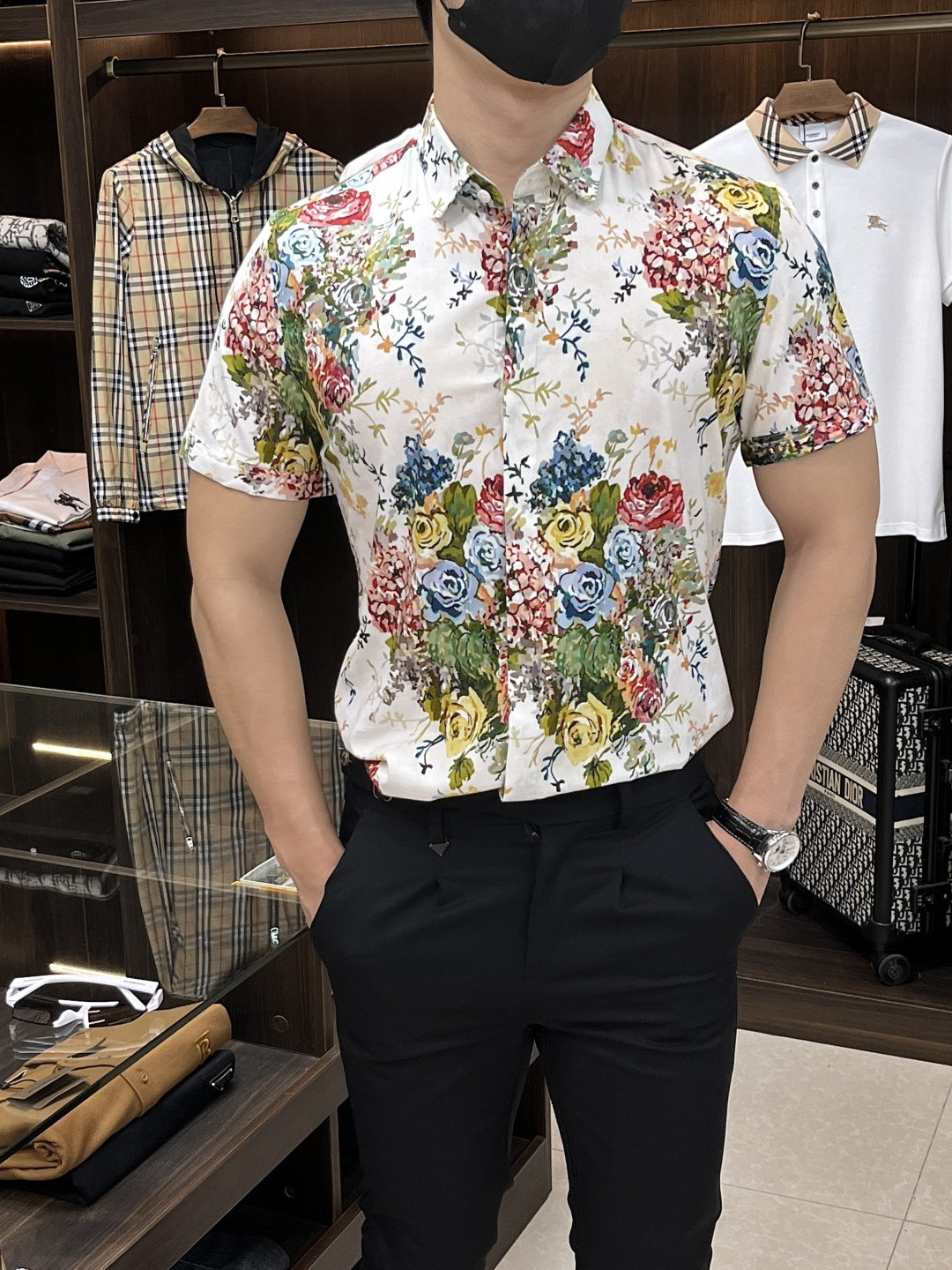 NO:430410,The main recommendation is Armani Armani. The latest men's must-have short-sleeved shirt for counter, natural cotton, comfortable and breathable, original single product, original fabric, soft and comfortable, high-end and luxurious, enough style, this shirt is proud to make you satisfied and face! Size 38-40-42-44-46-48 New H2025 model first release,,armani,armani,shirts,T-shirt,alexander wang19860909主推 Armani 阿玛尼 专柜最新款男士必备款短袖衬衫,天然棉,舒服透气,原单狠货,原版面料,柔软舒适,上身高端又奢华,足够场面的档次,这款衬衫无不骄傲的让你满意有面子! 尺码38-40-42-44-46-48 H2025新款首发,,armani,armani,shirts,T-shirt,alexander wang,Men's clothing