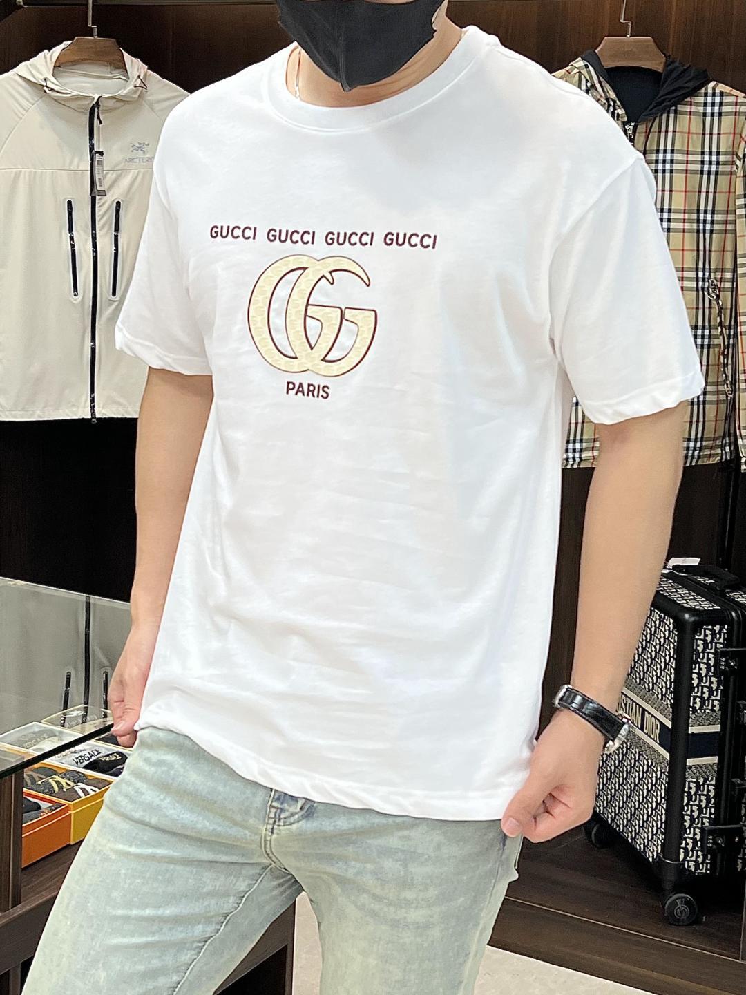 NO:737202,Mainly recommended by Gucci. Exclusively for autumn new Gucci fashionable casual round neck short sleeves, high-density 320g pure cotton fabric, advanced dense needle embroidery, high-end European original single T-shirt, trendy fashionable casual half-sleeves. High breathability and comfort, impeccable details, brand element design concept, reflecting high quality. Presenting casual tailoring, the upper body shape is awesome!  Size S-XXL H2025 new model first release,,gucci,gucci,T-shirt,tees,t-shirt,19860909主推 Gucci 独家专供秋季新款古驰时尚休闲圆领短袖,高密度320克纯棉面料,高级密针刺绣、高端欧版原单T恤,潮流时尚休闲半袖 透气舒适度高,细节无可挑剔,品牌元素设计理念,体现高品质.呈现休闲裁剪,上身版型超赞！ 码数S-XXL H2025新款首发,,gucci,gucci,T-shirt,tees，t-shirt,,Men's clothing