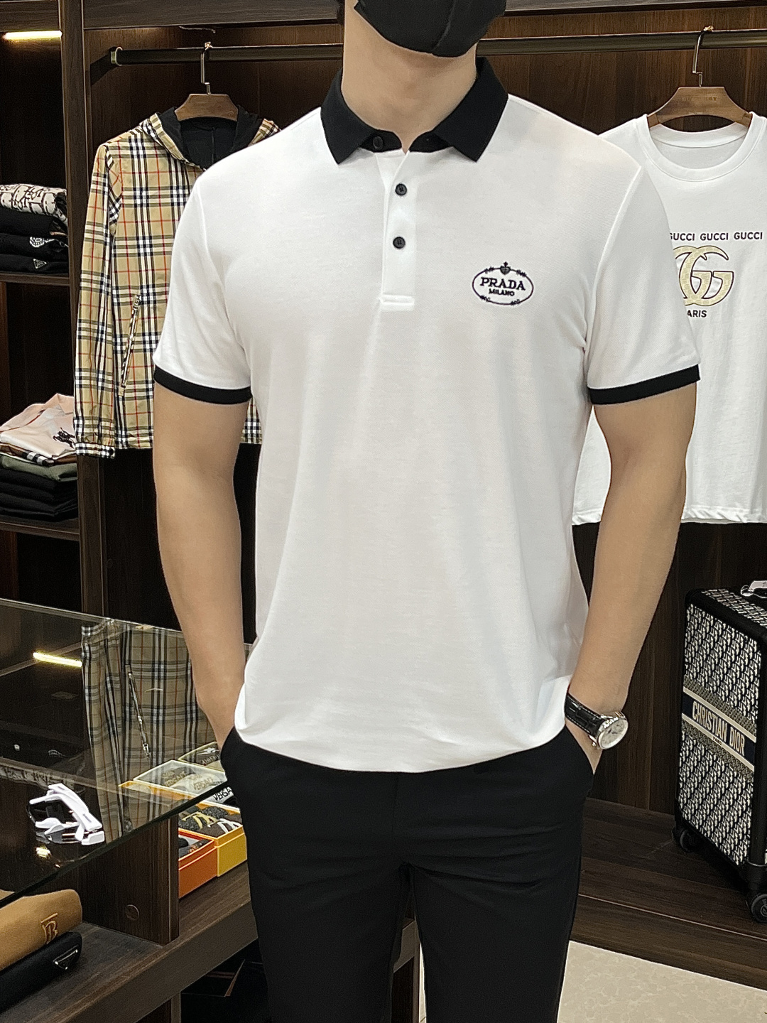 NO:422467,The main recommendation is Prada 2025 spring exclusively for the new Prada trendy men's fashionable casual business lapel short-sleeved T-shirt. The new spring business casual lapel short-sleeved T-shirt, high-end European version original single trendy fashion boutique!  High breathability and comfort, impeccable details, brand elements design concept, reflecting high quality. It presents casual cut and has a great upper body style!  Code Number M-XXXL H2025 new model first release, prada, prada, T-shirt, tees, t-shirt, alexander wang19860909主推 Prada 2025春季独家专供新款普拉达潮男时尚休闲商务翻领短袖T恤.春季新款商务休闲翻领短袖T恤衫,高端欧版原单潮流时尚精品！透气舒适度高,细节无可挑剔,品牌元素设计理念,体现高品质.呈现休闲裁剪,上身版型超赞！ 码数M-XXXL H2025新款首发,,prada,prada,T-shirt,tees，t-shirt,alexander wang,Men's clothing