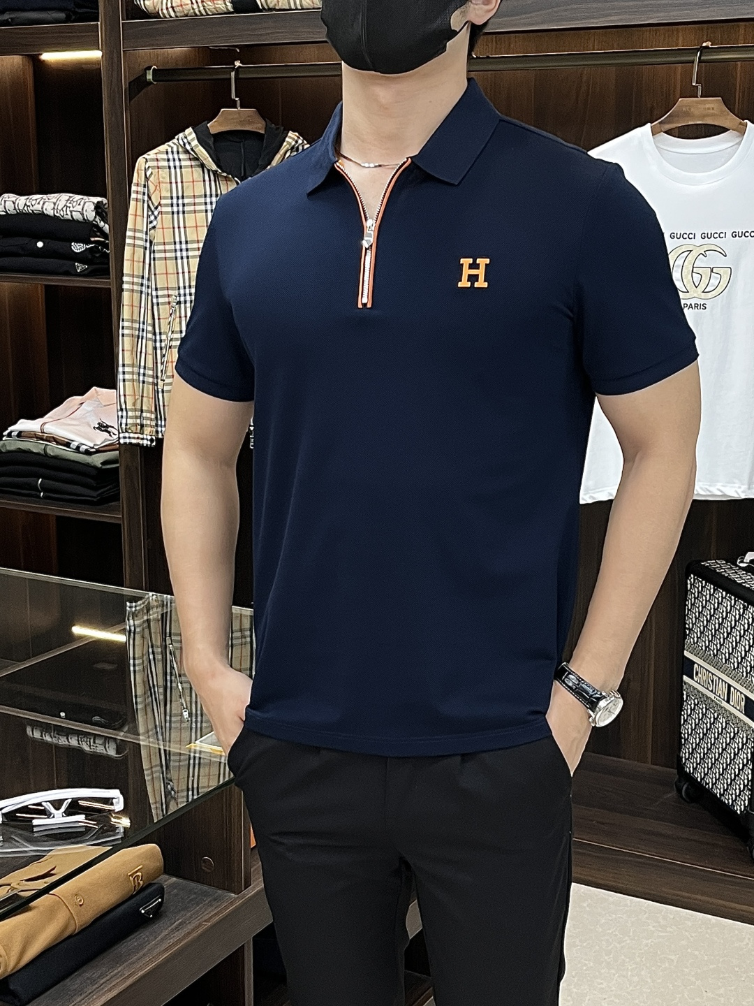 NO:422449,The main recommendation Hermes 2025 spring exclusively offers new Hermes trendy men's fashionable casual business lapel short-sleeved T-shirt. The new spring business casual lapel short-sleeved T-shirt, high-end European version original single trendy fashion boutique!  High breathability and comfort, impeccable details, brand elements design concept, reflecting high quality. It presents casual cut and has a great upper body style!  Code Number M-XXXL H2025 new model first release, hermes, hermes, T-shirt, tees, t-shirt, alexander wang19860909主推 Hermes 2025春季独家专供新款爱马仕潮男时尚休闲商务翻领短袖T恤.春季新款商务休闲翻领短袖T恤衫,高端欧版原单潮流时尚精品！透气舒适度高,细节无可挑剔,品牌元素设计理念,体现高品质.呈现休闲裁剪,上身版型超赞！ 码数M-XXXL H2025新款首发,,hermes,hermes,T-shirt,tees，t-shirt,alexander wang,Men's clothing