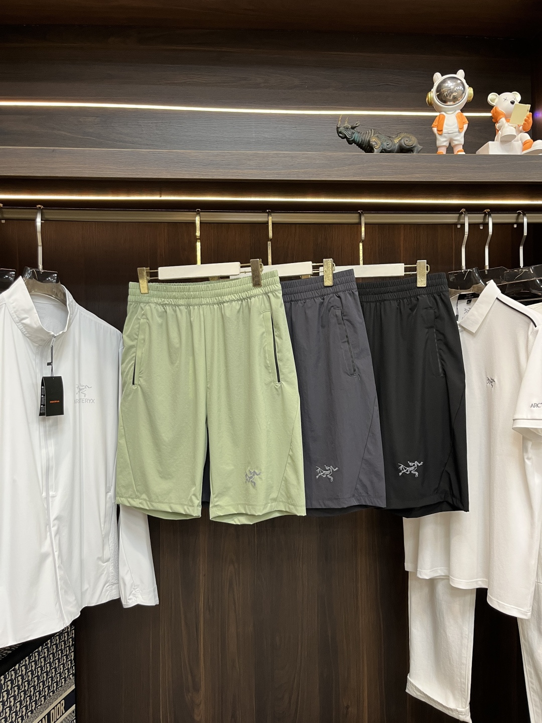 NO:422475,The main recommendation is Archaeoptera Bird, exclusively for the new Archaeoptera Bird trendy men's fashionable casual shorts!  Recycled nylon sports quick-drying waterproof fabric, high-end European version original single pants, trendy and fashionable casual pants, high breathability and comfort, impeccable details, brand element design concept, reflecting high quality. It presents casual cut, and the upper body style is excellent!  Code Number M-5XL H new model first release, arc'teryx, shorts, alexander wang19860909主推 始祖鸟 独家专供新款始祖鸟潮男时尚休闲短裤！再生尼龙运动速干防水面料 高端欧版原单裤子,潮流时尚休闲裤子 透气舒适度高,细节无可挑剔,品牌元素设计理念,体现高品质.呈现休闲裁剪,上身版型超赞！ 码数M-5XL H新款首发,arc'teryx,shorts,alexander wang,Men's clothing