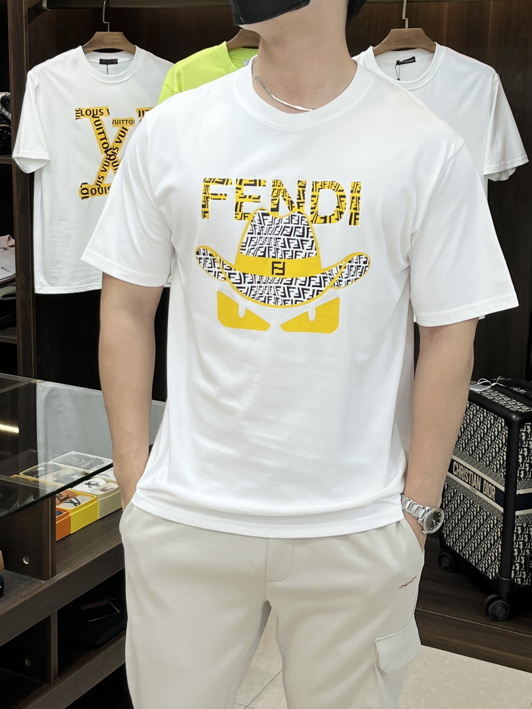 NO:468183,The main recommendation Fendi is exclusively designed for spring new fashionable and casual round neck short sleeves, pure cotton fabric original single craft high-end European version original single T-shirt, trendy and fashionable casual half-sleeved, breathable and comfortable, impeccable details, brand element design concept, reflecting high quality. It presents casual cut, and the upper body style is superb!  Code Number S-xxl H2025 new model first release, fendi, fendi, T-shirt, tees, t-shirt, alexander wang19860909主推 Fendi 芬迪 独家专供春季新款时尚休闲圆领短袖,纯棉面料原单工艺高端欧版原单T恤,潮流时尚休闲半袖 透气舒适度高,细节无可挑剔,品牌元素设计理念,体现高品质.呈现休闲裁剪,上身版型超赞！ 码数s-xxl H2025新款首发,,fendi,fendi,T-shirt,tees，t-shirt,alexander wang,Men's clothing