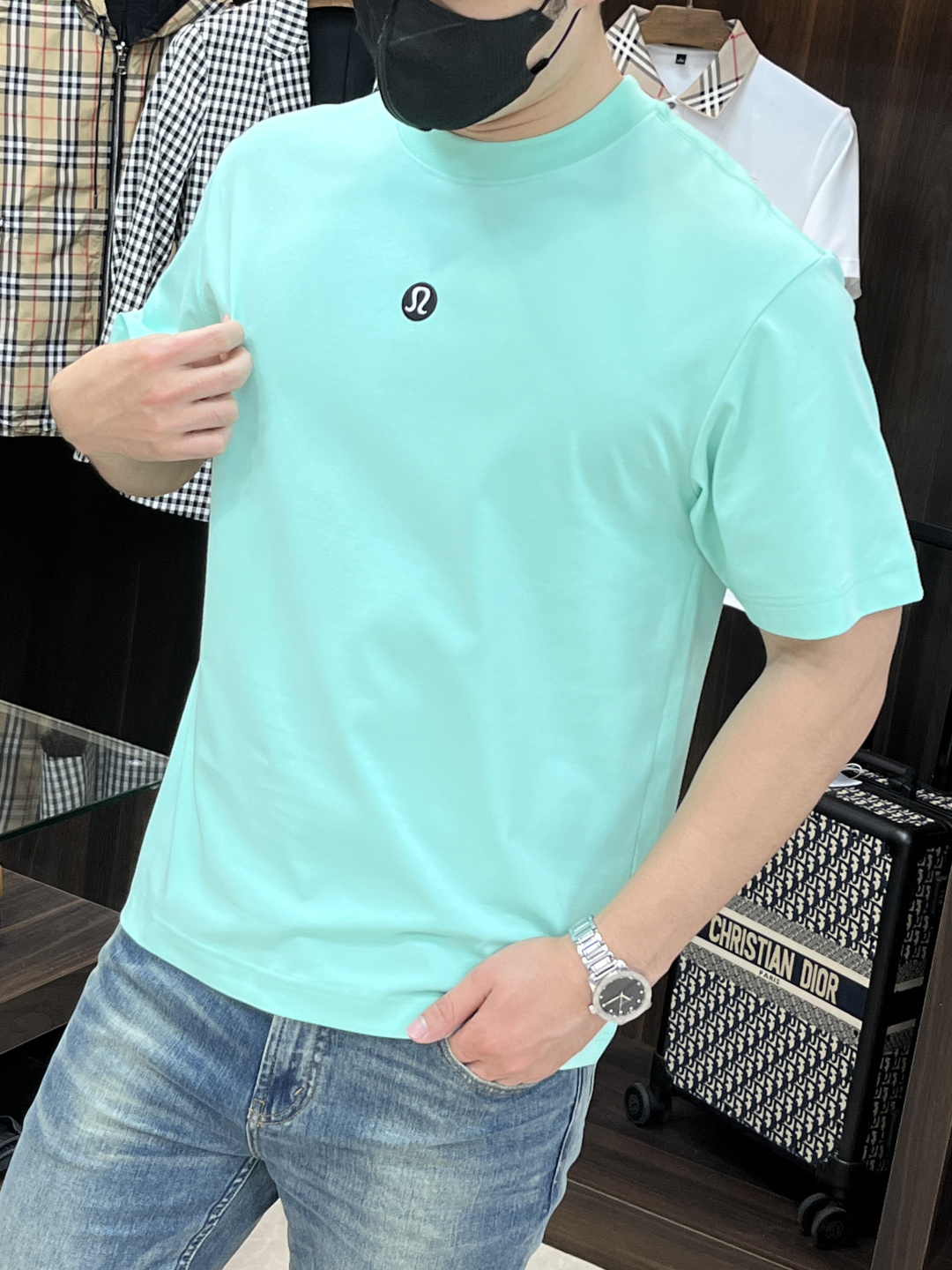 NO:468189,The main recommendation Gucci is exclusively available for new trendy men's fashionable casual short-sleeved T-shirts in spring 2025. Spring new casual round neck short-sleeved T-shirts, high-end European version original single trendy fashion boutiques!  High breathability and comfort, impeccable details, brand elements design concept, reflecting high quality. It presents casual cut and has a great upper body style!  S-XXXL H2025 new model first release, gucci, gucci, T-shirt, tees, t-shirt, alexander wang19860909主推 Gucci 古驰 2025春季独家专供新款潮男时尚休闲短袖T恤.春季新款休闲圆领短袖T恤衫,高端欧版原单潮流时尚精品！透气舒适度高,细节无可挑剔,品牌元素设计理念,体现高品质.呈现休闲裁剪,上身版型超赞！ 码数S-XXXL H2025新款首发,,gucci,gucci,T-shirt,tees，t-shirt,alexander wang,Men's clothing