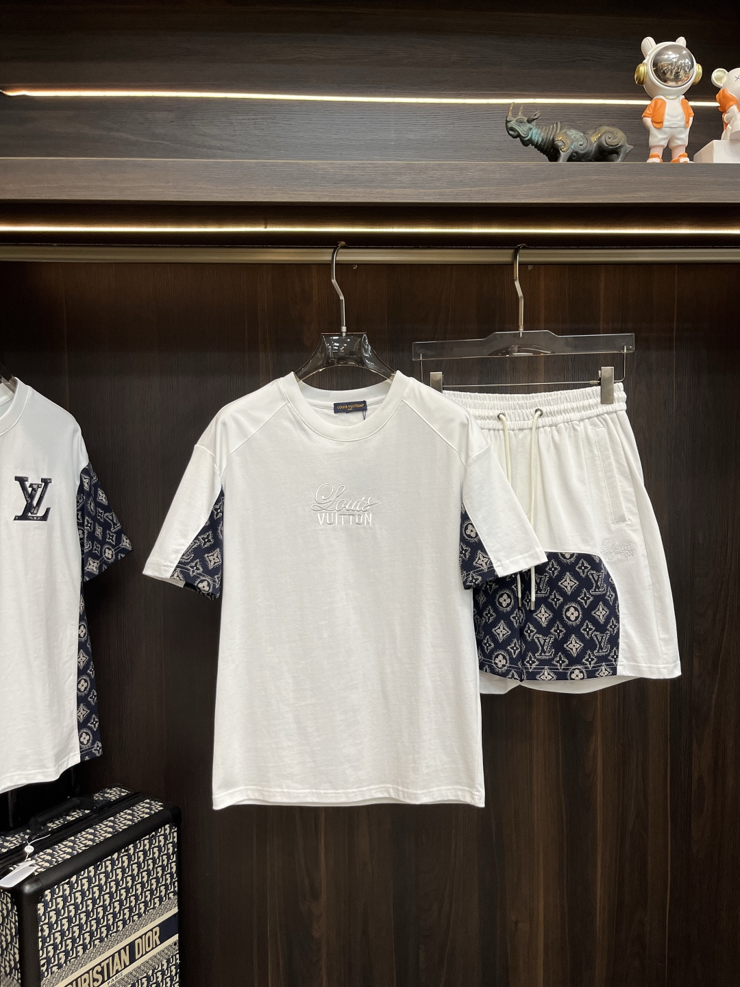 NO:468206,The main recommendation is the LV early spring model 2025 latest fashion designer donkey short-sleeved shorts suit, details everywhere show that the craftsmanship is high-end. The structural tailoring design changes are to show the diverse image changes of men, slim and neat, and tailoring is integrated to meet the popular multi-layered outfits and versatile styles of life!  Number of codes 48-56 H2025 new model first release, louis vuitton,louis vuitton,shorts,T-shirt,alexander wang19860909主推 LV 早春款2025最新款时尚设计师款驴牌短袖短裤套装,处处细节显工艺足够的高级 结构性剪裁的设计改变来展现男士多样的形象变化,修身利落、剪裁合体,满足时下正流行的多层次穿搭,生活百搭款式！ 码数48-56 H2025新款首发,,louis vuitton,louis vuitton,shorts,T-shirt,alexander wang,Men's clothing