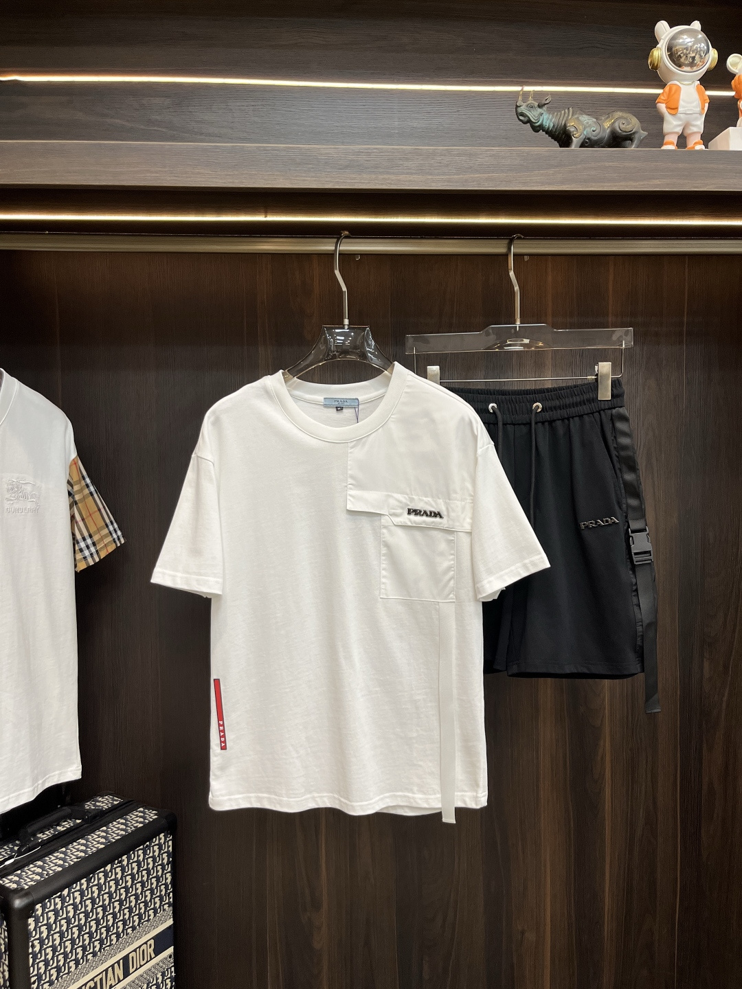 NO:468218,The main recommendation is the latest fashion designer Prada short-sleeved shorts suit in early spring 2025. The details show that the craftsmanship is high-end. The structural tailoring design changes are to show the diverse image changes of men, which are slim and neat, and are tailored to meet the popular multi-layered outfits and versatile styles in life!  Number of codes 48-56 H2025 new model first release, prada, prada, shorts, T-shirt, alexander wang19860909主推 Prada 早春款2025最新款时尚设计师款普拉达短袖短裤套装,处处细节显工艺足够的高级 结构性剪裁的设计改变来展现男士多样的形象变化,修身利落、剪裁合体,满足时下正流行的多层次穿搭,生活百搭款式！ 码数48-56 H2025新款首发,,prada,prada,shorts,T-shirt,alexander wang,Men's clothing