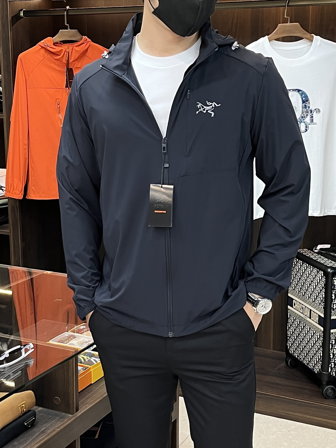 NO:449969,The main recommendation is Archaeoptera bird. The new 2025 spring and summer jacket. This year's counter product, super soft fabric for men, cool and hot sun protection jacket. Fashionable urban versatile sun protection jacket, it will definitely be super popular this year. It is a must-have artifact in summer, quick drying clothes, easy to carry, folded to a little bit of volume, quickly dehydrated and dry after washing, the upper body is breathable and fashionable and beautiful. The special fabrics are all ultra-thin polyester fiber fabrics imported from the UK, with a light luster, unique texture, soft and smooth feel, which is not a product that ordinary fabrics can compare with. Regular hooded design, hem design splicing iconic webbing modification!  Very charming design, with no lining inner seam and edging technology, very detailed, it is very difficult to make such a thin fabric, and it is a very technical one. Details determine the high-end. The minimalist seasonal design elements, a must-have item for trendy men, a perfect slim fit style, highly recommended!  Size M-4XL H2025 new model first release, arc'teryx, jackets & coats, jackets & coats, hats, alexander wang19860909主推 始祖鸟 2025春夏新款夹克外套今年的专柜新品,男士超软面料帅酷爆款 防晒衣外套.时尚都市百搭款防晒服,今年必定超火爆,夏季必备神器,速干衣,携带方便,折叠起来是一点点的体积,水洗后快速脱水干爽,上身透气而且时尚靓丽.特供面料都是英国进口的超薄聚酯纤维纤维面料,淡淡光泽,质感独特,手感柔嫩顺滑,不是一般面料所能对比的产品.常规的连帽设计,下摆设计拼接标志性织带修饰！非常极具魅力的设计,无里布内缝包边工艺,细节非常到位,这么薄的面料做出来非常有难度,要非常讲究技术的一款,细节决定高端.极简当季的设计元素,潮男必备单品,完美修身版型,强烈推荐！尺码M-4XL H2025新款首发,arc'teryx,jackets & coats,jackets & coats,hats,alexander wang,Men's clothing