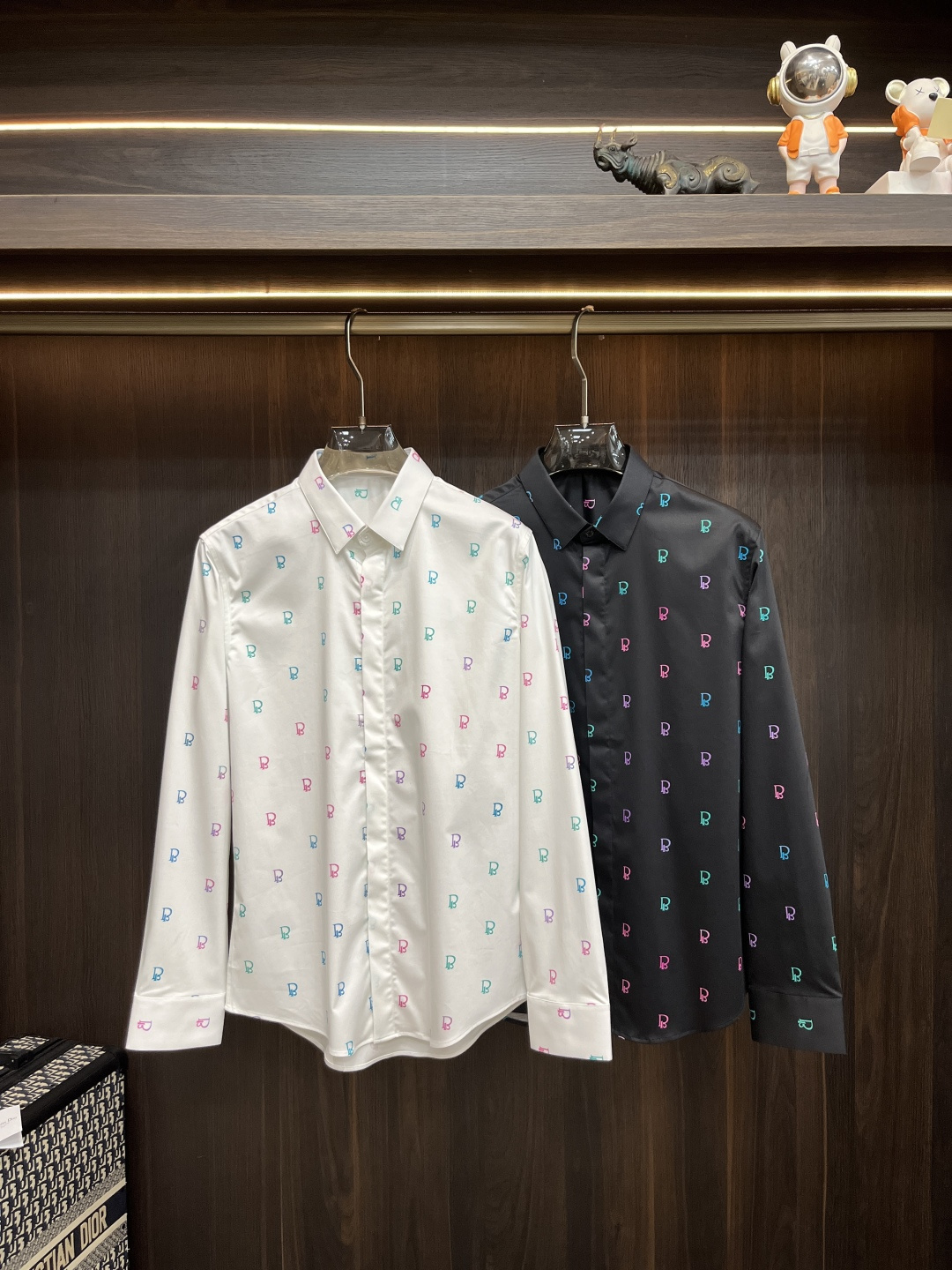 NO:412269,The main recommendation is Dior. The latest men's must-have long-sleeved shirt for counter, natural cotton, comfortable and breathable, original single product, original fabric, soft and comfortable, high-end and luxurious, enough to have a sufficient level of scene, this shirt is proud to make you satisfied and face! Size 38-40-42-44-46-48 New H2025 model first release,,dior,dior,shirts,alexander wang19860909主推 Dior 迪奥 专柜最新款男士必备款长袖衬衫,天然棉,舒服透气,原单狠货,原版面料,柔软舒适,上身高端又奢华,足够场面的档次,这款衬衫无不骄傲的让你满意有面子! 尺码38-40-42-44-46-48 H2025新款首发,,dior,dior,shirts,alexander wang,Men's clothing