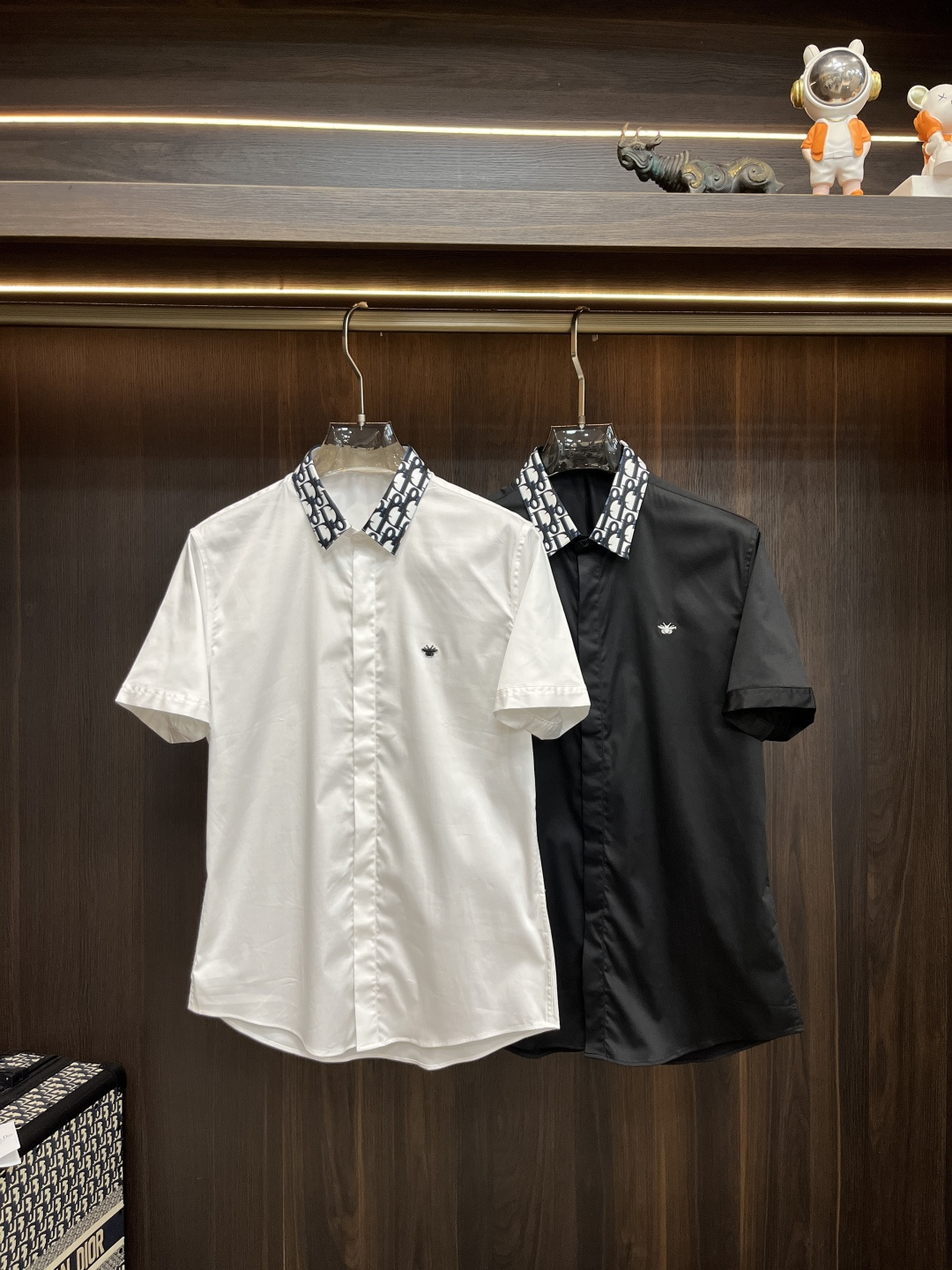 NO:412276,The main recommendation is Dior. The latest men's must-have short-sleeved shirt, natural cotton, comfortable and breathable, original single product, original fabric, soft and comfortable, high-end and luxurious, enough to have a sufficient level of scene, this shirt is proud to make you satisfied and face! Size 38-40-42-44-46-48 New H2025 model first release,,dior,dior,shirts,T-shirt,alexander wang19860909主推 Dior 迪奥 专柜最新款男士必备款短袖衬衫,天然棉,舒服透气,原单狠货,原版面料,柔软舒适,上身高端又奢华,足够场面的档次,这款衬衫无不骄傲的让你满意有面子! 尺码38-40-42-44-46-48 H2025新款首发,,dior,dior,shirts,T-shirt,alexander wang,Men's clothing