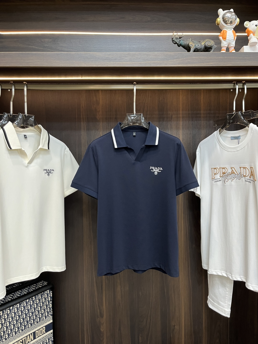 NO:415520,The main recommendation is Prada exclusively for the new autumn Prada fashion casual lapel short sleeves, high-density pure cotton bead floor fabric, high-end needle embroidery, high-end European version original single T-shirt, trendy and fashionable casual half-sleeved, breathable and comfortable, impeccable details, brand element design concept, reflecting high quality. It presents casual cut, and the upper body style is superb!  Code Number M-3XL H2025 new model first release, prada, prada, T-shirt, tees, t-shirt, alexander wang19860909主推 Prada 独家专供秋季新款普拉达时尚休闲翻领短袖,高密度纯棉珠地面料,高级密针刺绣、高端欧版原单T恤,潮流时尚休闲半袖 透气舒适度高,细节无可挑剔,品牌元素设计理念,体现高品质.呈现休闲裁剪,上身版型超赞！码数M-3XL H2025新款首发,,prada,prada,T-shirt,tees，t-shirt,alexander wang,Men's clothing