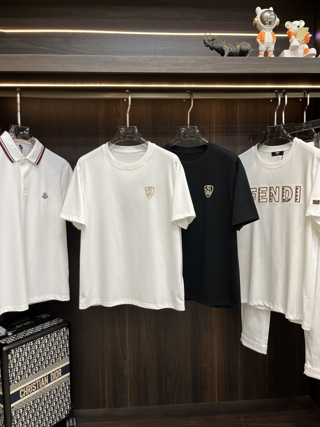 NO:415524,The main recommendation Burberry is exclusively designed for the new autumn Burberry fashion casual round neck short sleeves, high-density pure cotton fabric, high-end needle embroidery, high-end European version original single T-shirt, trendy and fashionable casual half-sleeved, breathable and comfortable, impeccable details, brand element design concept, reflecting high quality. It presents casual cut, and the upper body style is superb!  Code Number M-3XL H2025 new model first launch, burberry, burberry, T-shirt, tees, t-shirt, alexander wang19860909主推 Burberry 独家专供秋季新款巴宝莉时尚休闲圆领短袖,高密度纯棉面料,高级密针刺绣、高端欧版原单T恤,潮流时尚休闲半袖 透气舒适度高,细节无可挑剔,品牌元素设计理念,体现高品质.呈现休闲裁剪,上身版型超赞！码数M-3XL H2025新款首发,,burberry,burberry,T-shirt,tees，t-shirt,alexander wang,Men's clothing