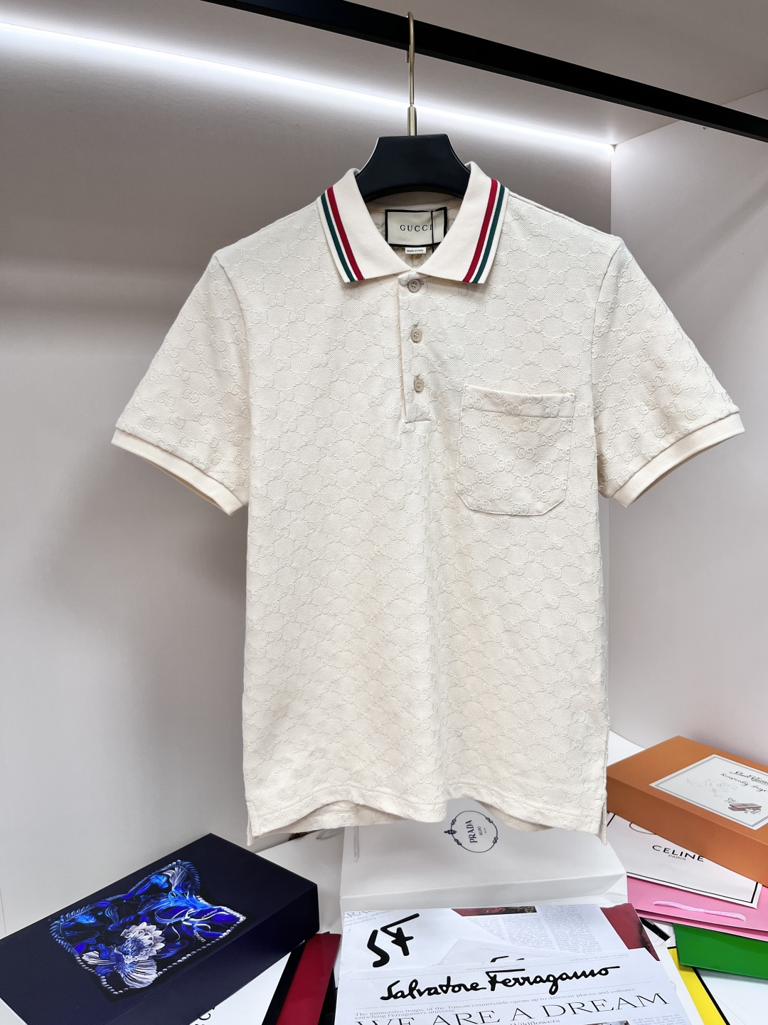 NO:415532,The main recommendation is GUCCI 25SS new embroidered GG jacquard 5-color stretch cotton Polo shirt Gucci This Polo shirt is made of elastic bead floor cotton, matched with GG classic embroidery, exquisitely showing the contrasting contrasting aesthetics. The contrasting striped collar adds icing on the cake of this item. The overall design is very novel and unique, and it is a must-have item for men's wardrobe. It is highly recommended!  Color black Apricot blue Navy Sky blue S M L XL H2025 new model first release, gucci, gucci, alexander wang19860909主推 GUCCI 25SS新款满身绣GG提花5色弹力棉Polo衫古驰这款Polo衫采用弹力珠地棉制作,搭配通体GG经典绣花,精致展现对比撞色美学.撞色条纹衣领为这款单品锦上添花.整款设计非常新颖独特,是男士衣橱必备单品,强烈推荐！ 颜色黑色 杏色 宝蓝色 藏青 天蓝 码数S M L XL H2025新款首发,,gucci,gucci,alexander wang,Men's clothing