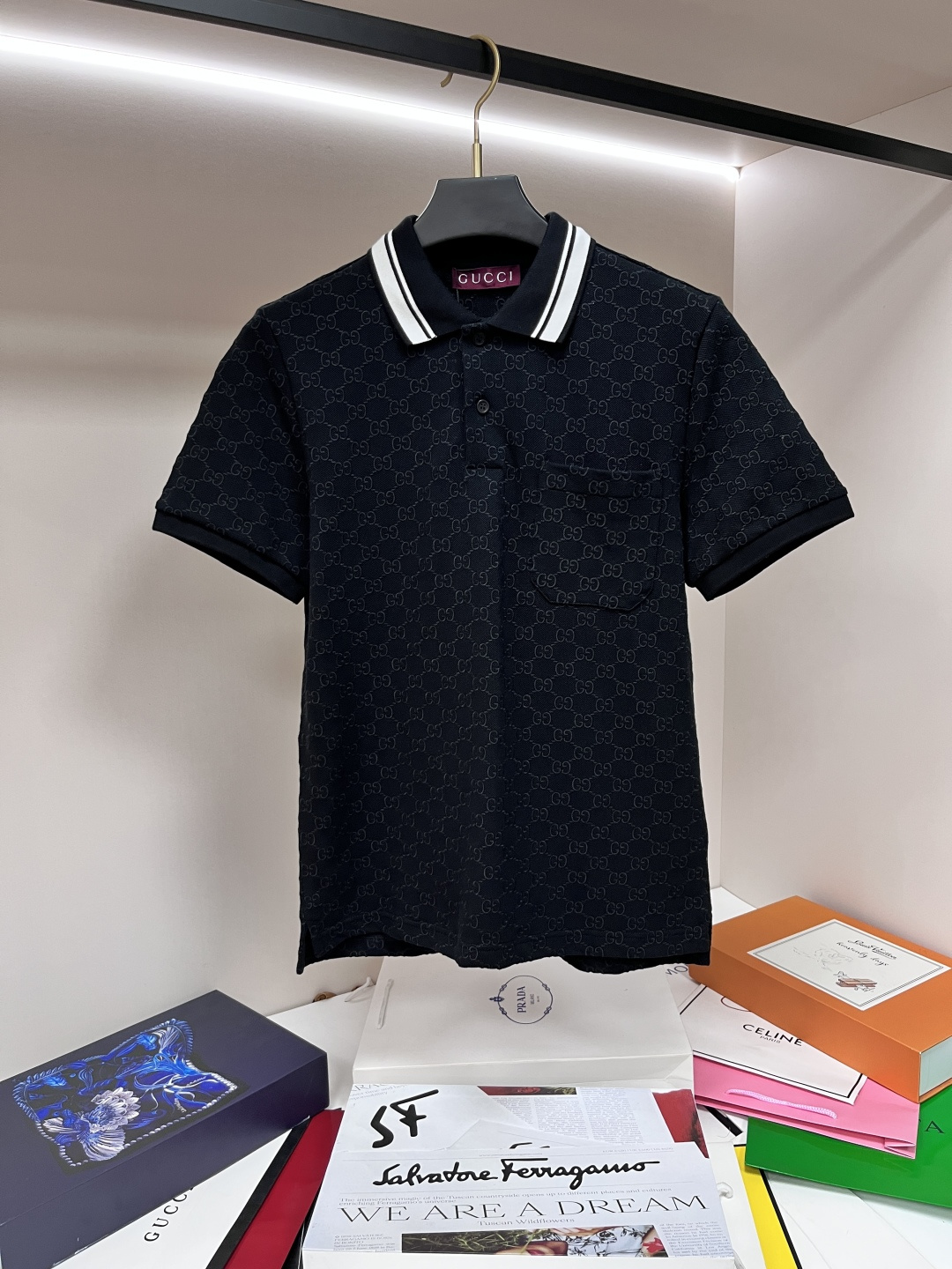 NO:415526,The main recommendation is GUCCI 25SS new embroidered GG jacquard 5-color stretch cotton Polo shirt Gucci This Polo shirt is made of elastic bead floor cotton, matched with GG classic embroidery, exquisitely showing the contrasting contrasting aesthetics. The contrasting striped collar adds icing on the cake of this item. The whole design is very novel and unique, and it is a must-have item for men's wardrobe. It is highly recommended!  Color black Apricot blue Navy Sky blue S M L XL H2025 new model first release, gucci, gucci, alexander wang19860909主推 GUCCI 25SS新款满身绣GG提花5色弹力棉Polo衫古驰这款Polo衫采用弹力珠地棉制作,搭配通体GG经典绣花,精致展现对比撞色美学.撞色条纹衣领为这款单品锦上添花.整款设计非常新颖独特,是男士衣橱必备单品,强烈推荐！ 颜色黑色 杏色 宝蓝色 藏青 天蓝 码数S M L XL H2025新款首发,,gucci,gucci,alexander wang,Men's clothing