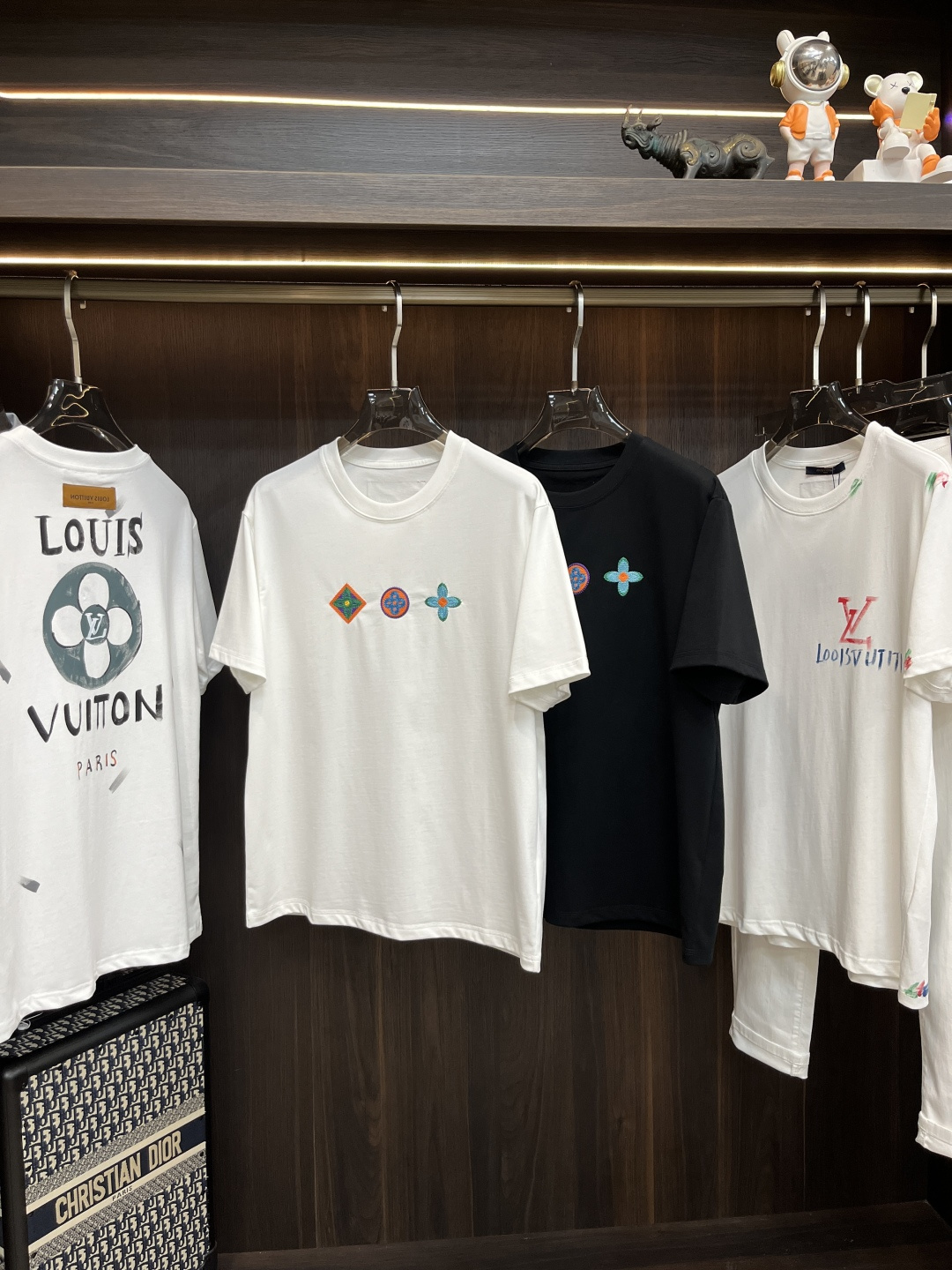 NO:415522,The main recommendation LV is exclusively available for new autumn donkey brand fashionable casual round neck short sleeves, high-density pure cotton fabric, high-end needle embroidery, high-end European version original single T-shirt, trendy and fashionable casual half-sleeved, breathable and comfortable, impeccable details, brand element design concept, reflecting high quality. It presents casual cut, and the upper body style is excellent!  Code Number M-3XL H2025 new model first release, louis vuitton,louis vuitton,t-shirt,tees,t-shirt,alexander wang19860909主推 LV 独家专供秋季新款驴牌时尚休闲圆领短袖,高密度纯棉面料,高级密针刺绣、高端欧版原单T恤,潮流时尚休闲半袖 透气舒适度高,细节无可挑剔,品牌元素设计理念,体现高品质.呈现休闲裁剪,上身版型超赞！码数M-3XL H2025新款首发,,louis vuitton,louis vuitton,T-shirt,tees，t-shirt,alexander wang,Men's clothing