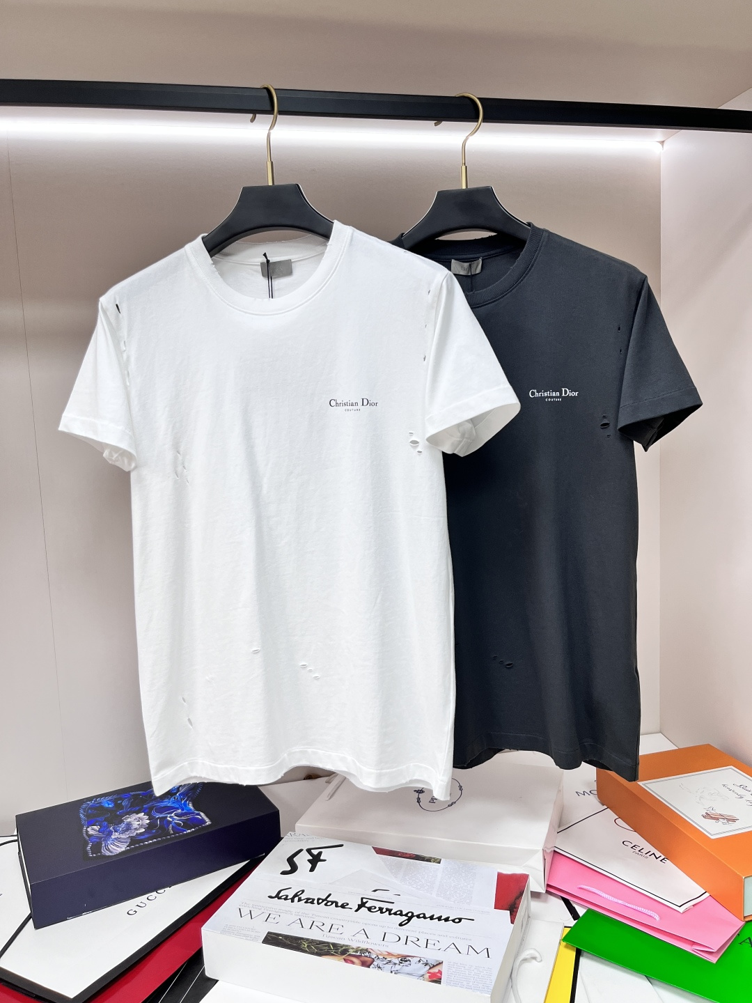 NO:415538,Mainly recommended Dior25SS new loose fit T-shirt This Christian Dior Couture lily of the valley print T-shirt is a new product in the 2025 autumn men's clothing series, adding an original atmosphere to the classic style. It is carefully crafted with antique effect cotton jersey fabric, with Christian Dior Couty print on the back and embellished with lily of the valley flowers. It pays tribute to Mr. Dior's love for flowers, and can be easily matched with various jeans. Highly recommended!  Color gray white S M L XL,,dior,jeans,tees,t-shirt,alexander wang19860909主推 Dior25SS新款宽松版型T恤这款Christian Dior Couture铃兰印花T恤是二零二五秋季男装系列新品,为经典款式增添原创气息.采用仿旧效果棉质平纹针织面料精心制作,背面饰以Christian Dior Couty印花,点缀以铃兰花朵,向Dior先生对花朵的热爱致敬廓形,可与各式牛仔裤轻松搭配.强烈推荐！ 颜色灰色 白色 码数S M L XL,,dior,jeans,tees，t-shirt,alexander wang,Men's clothing