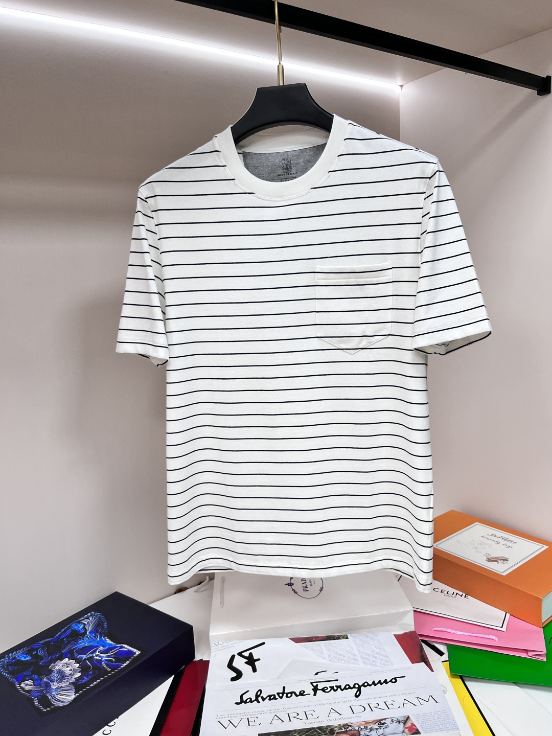 NO:415543,The main recommendation is BC 25SS new striped T-shirt BC fabric. This fabric uses striped patterns of seasonal tones, which cleverly balances the lightness and delicateness of cotton and the luster of silk fibers. Round neck design, regular comfortable version, and small pockets on the chest. Highly recommended!  Color white gray royal blue code number S M L XL,,tees, t-shirt,alexander wang19860909主推 BC 25SS新款条纹T恤衫BC这款面料选用当季色调的条纹图案,在棉质的轻盈细腻感与丝质纤维的光泽感之间实现巧妙平衡.圆领设计,常规舒适版型,胸前配有小口袋.强烈推荐！ 颜色白色 灰色 宝蓝色 码数S M L XL,,tees，t-shirt,alexander wang,Men's clothing