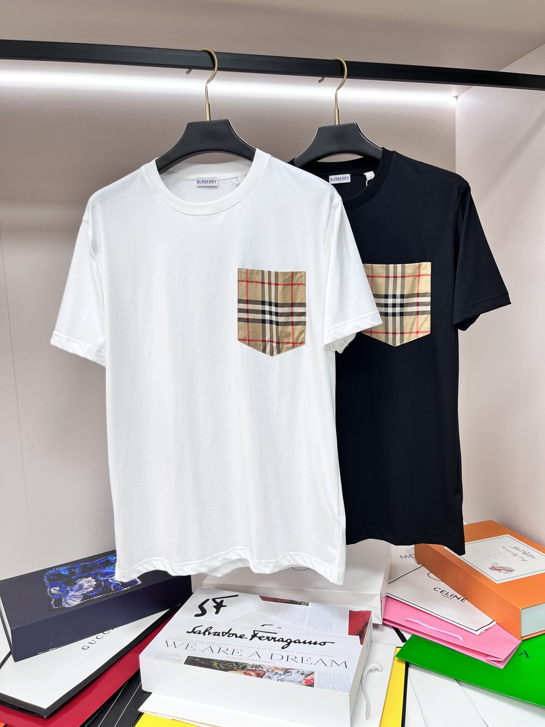 NO:415549,The main recommendation is Burberry 25SS new plaid pocket round neck short-sleeved Burberry. This is the latest classic and attractive style this summer, fashionable and streamlined slogan T. It has no extra fancy bells and whistles, and you can feel the unique charm of the British style at will!  Jersey cotton fabric, with a warm texture and draped feel. Neat and detailed craftsmanship, neat and detailed threading, fixed ribbed neckline, smooth and delicate feel, comfortable and breathable, and the cutting process is in place, cutting out the most popular OS loose version at the moment, the upper body is fashionable and eye-catching, and the pocket plaid does not need to be explained deliberately. The neat and delicate beauty is different from traditional offset printing patterns!  Highly recommended for the same style for men and women!  Color black white Number of codes: S M L XL, burberry, burberry, T-shirt, alexander wang19860909主推 Burberry 25SS新款格纹口袋圆领短袖巴宝莉这款是今年夏天最新款经典耐看,时尚精简的一款标语T 无多余花里胡哨,随意搭配感受英式风格的独特魅力！平纹针织棉布制作,质感温润有垂坠感 工整细节的工艺,走线齐整,定织罗纹领口,手感顺滑细腻,舒适透气,裁剪工艺到位,裁剪出当下最流行的OS宽松版型,上身时尚醒目,口袋格纹无需刻意去解释,工整细腻的美感区别传统胶印图案！男女同款强烈推荐！ 颜色黑色 白色 码数:S M L XL,,burberry,burberry,T-shirt,alexander wang,Men's clothing