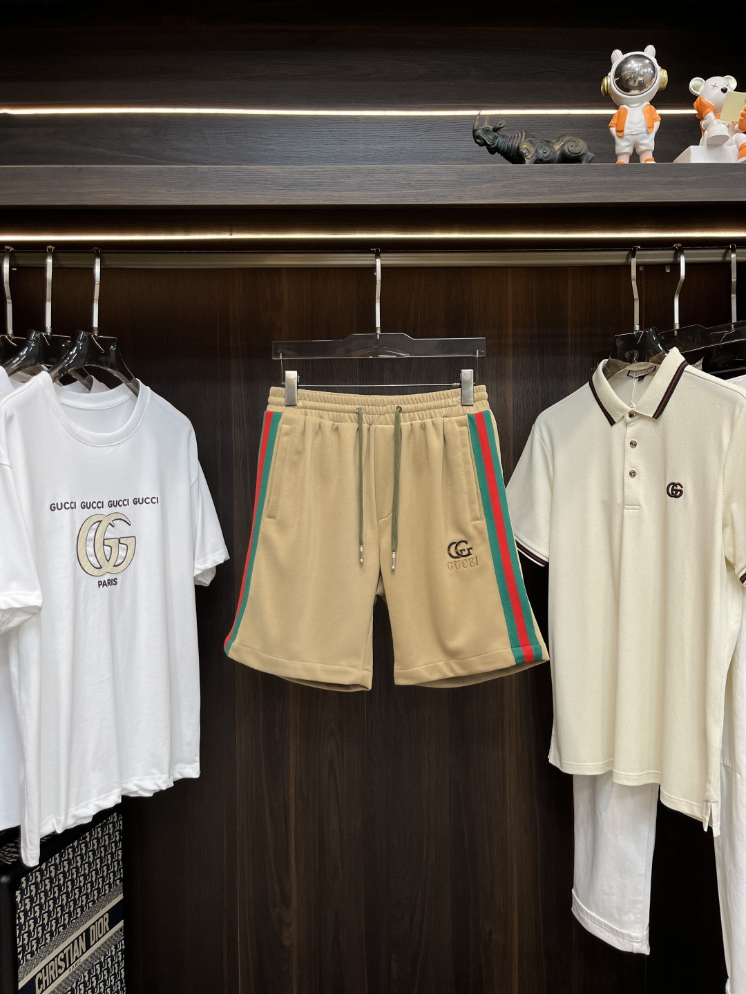 NO:419130,The latest fashion designer Gucci sports shorts in early spring 2025 are mainly promoted. The details show the high-end structural tailoring design changes in every detail to show the diverse image changes of men, slim and neat, tailoring, and satisfy the popular multi-layered outfits and versatile life styles!  Number of codes 48-56 H2025 new model first release, gucci, gucci, shorts, alexander wang19860909主推 Gucci 早春款2025最新款时尚设计师款古驰运动短裤,处处细节显工艺足够的高级结构性剪裁的设计改变来展现男士多样的形象变化,修身利落、剪裁合体,满足时下正流行的多层次穿搭,生活百搭款式！ 码数48-56 H2025新款首发,,gucci,gucci,shorts,alexander wang,Men's clothing