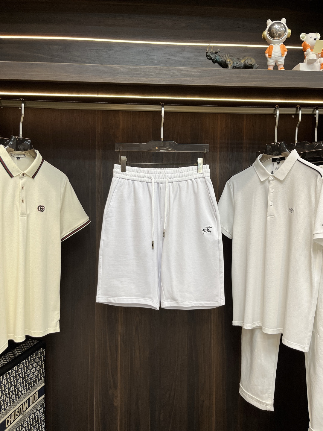 NO:419053,The main recommendation is the latest fashion designer sports shorts in early spring 2025. The details show the craftsmanship and the design changes of high-end structural tailoring are enough to show the diverse image changes of men, slim and neat, and tailoring is integrated to meet the popular multi-layered outfits and versatile styles of life!  Number of codes 48-56 H2025 new model first release, arc'teryx, shorts, alexander wang19860909主推 始祖鸟 早春款2025最新款时尚设计师款运动短裤,处处细节显工艺足够的高级结构性剪裁的设计改变来展现男士多样的形象变化,修身利落、剪裁合体,满足时下正流行的多层次穿搭,生活百搭款式！ 码数48-56 H2025新款首发,arc'teryx,shorts,alexander wang,Men's clothing