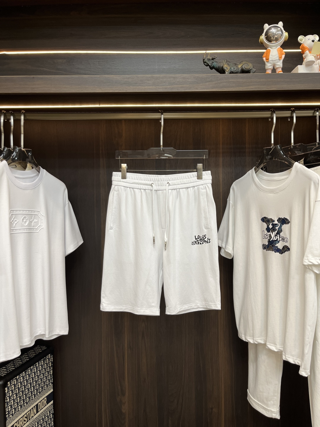 NO:419045,The main recommendation is LV early spring style 2025 latest fashion designer sports shorts. The details show the high-end structural tailoring design changes in every detail to show the diverse image changes of men, slim and neat, tailoring, and satisfy the popular multi-layered outfits and versatile life styles!  Number of codes 48-56 H2025 new model first release, louis vuitton,louis vuitton,shorts,alexander wang19860909主推 LV 早春款2025最新款时尚设计师款驴牌运动短裤,处处细节显工艺足够的高级结构性剪裁的设计改变来展现男士多样的形象变化,修身利落、剪裁合体,满足时下正流行的多层次穿搭,生活百搭款式！ 码数48-56 H2025新款首发,,louis vuitton,louis vuitton,shorts,alexander wang,Men's clothing