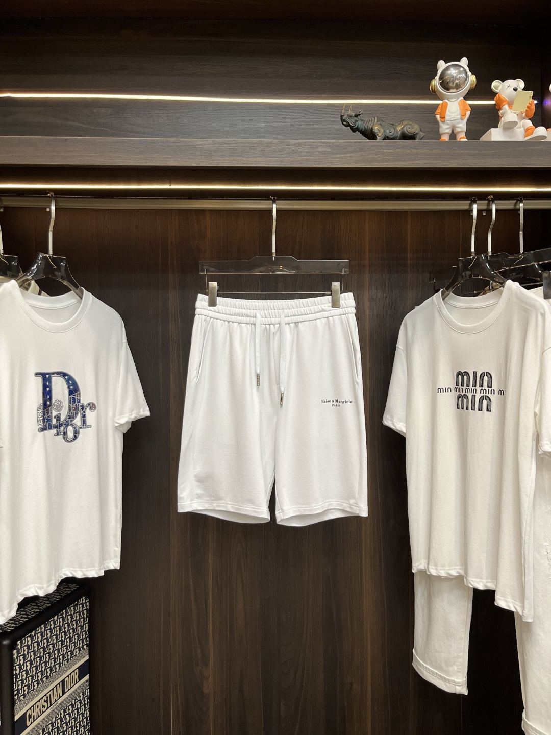 NO:419062,The latest fashion designer sports shorts for MM early spring 2025, the details show the high-end structural tailoring design changes in every detail to show the diverse image changes of men, slim and neat, tailoring, meet the popular multi-layered outfits and versatile styles of life!  Number of codes 48-56 H2025 new model first release, shorts, alexander wang19860909主推 MM 早春款2025最新款时尚设计师款运动短裤,处处细节显工艺足够的高级结构性剪裁的设计改变来展现男士多样的形象变化,修身利落、剪裁合体,满足时下正流行的多层次穿搭,生活百搭款式！ 码数48-56 H2025新款首发,,shorts,alexander wang,Men's clothing