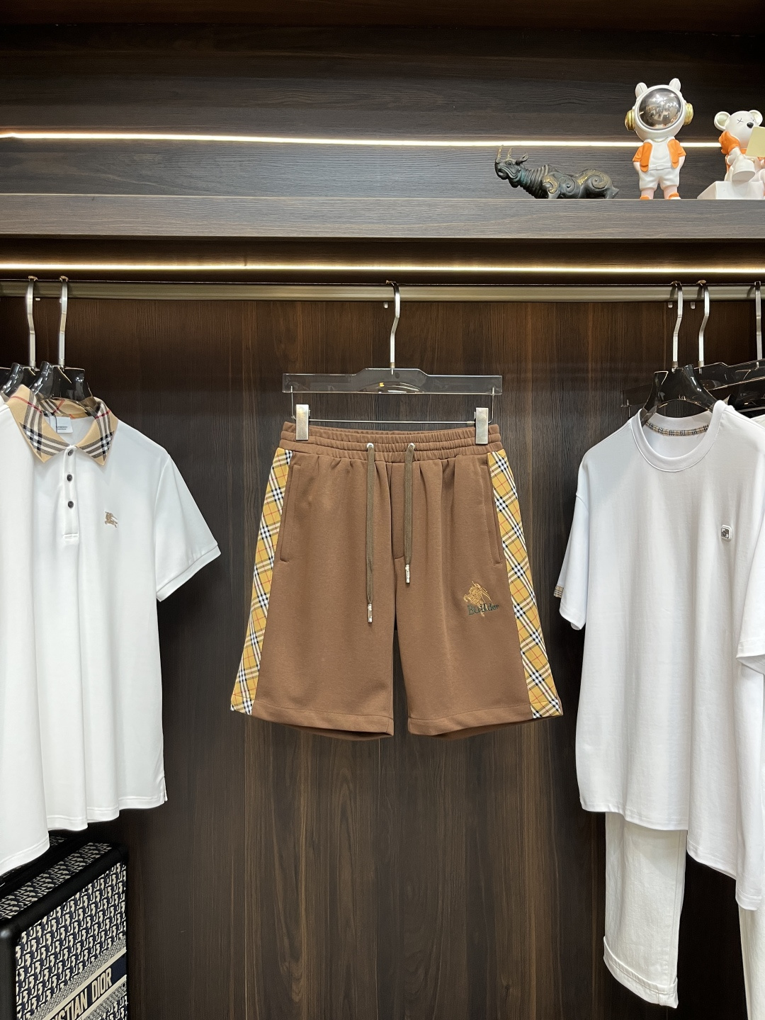 NO:419078,The main recommendation is Burberry Early Spring 2025 latest fashion designer Burberry sports shorts. The details show the high-end structural tailoring design changes in every detail to show the diverse image changes of men, slim and neat, tailoring, and satisfy the popular multi-layered outfits and versatile styles of life!  Number of codes 48-56 H2025 new model first release, burberry, burberry, shorts, alexander wang19860909主推 Burberry 早春款2025最新款时尚设计师款巴宝莉运动短裤,处处细节显工艺足够的高级结构性剪裁的设计改变来展现男士多样的形象变化,修身利落、剪裁合体,满足时下正流行的多层次穿搭,生活百搭款式！ 码数48-56 H2025新款首发,,burberry,burberry,shorts,alexander wang,Men's clothing