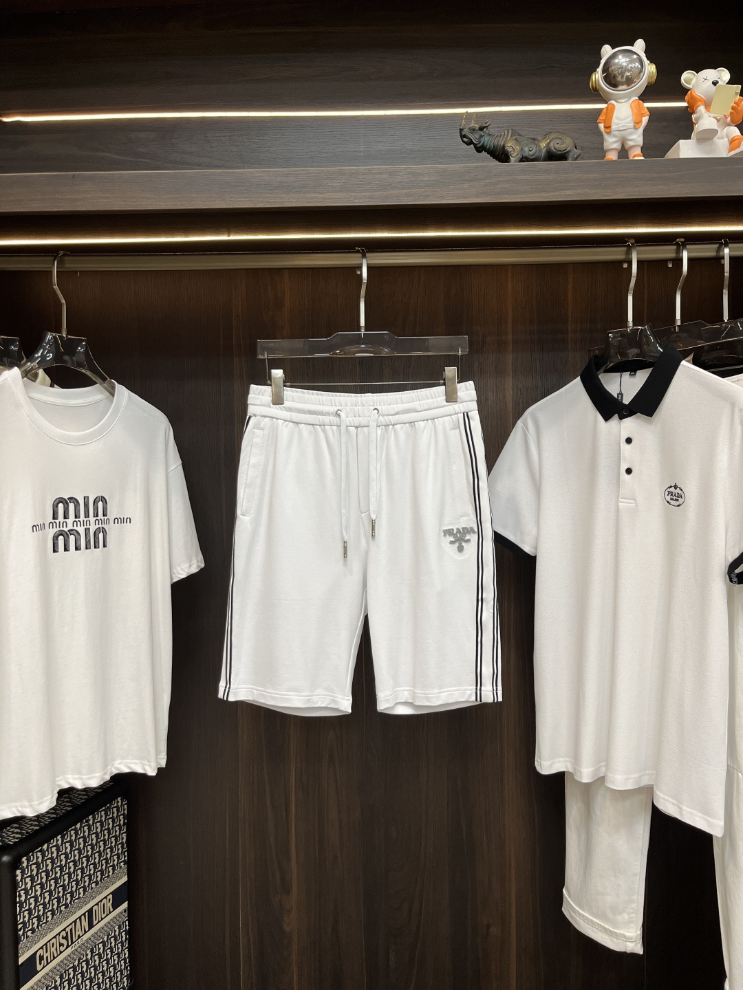 NO:419070,The latest fashion designer Prada sports shorts in early spring 2025 are mainly promoted. The details show the high-end structural tailoring design changes in the design to show the diverse image changes of men, slim and neat, tailoring, and satisfy the popular multi-layered outfits nowadays, and the versatile style of life!  Number of codes 48-56 H2025 new model first release, prada, prada, shorts, alexander wang19860909主推 Prada 早春款2025最新款时尚设计师款普拉达运动短裤,处处细节显工艺足够的高级结构性剪裁的设计改变来展现男士多样的形象变化,修身利落、剪裁合体,满足时下正流行的多层次穿搭,生活百搭款式！ 码数48-56 H2025新款首发,,prada,prada,shorts,alexander wang,Men's clothing