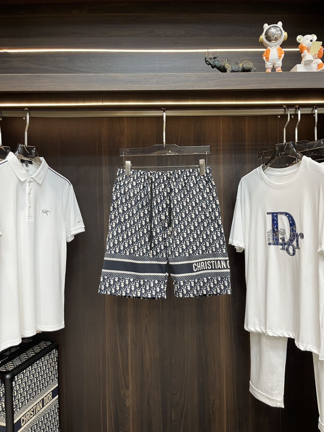 NO:419089,The latest fashion designer Dior sports shorts are recommended by Dior early spring 2025. The details show the high-end structural tailoring design changes in every detail to show the diverse image changes of men, slim and neat, tailoring, and satisfy the popular multi-layered outfits and versatile styles of life!  Number of codes 48-56 H2025 new model first release, dior, dior, shorts, alexander wang19860909主推 Dior 早春款2025最新款时尚设计师款迪奥运动短裤,处处细节显工艺足够的高级结构性剪裁的设计改变来展现男士多样的形象变化,修身利落、剪裁合体,满足时下正流行的多层次穿搭,生活百搭款式！ 码数48-56 H2025新款首发,,dior,dior,shorts,alexander wang,Men's clothing