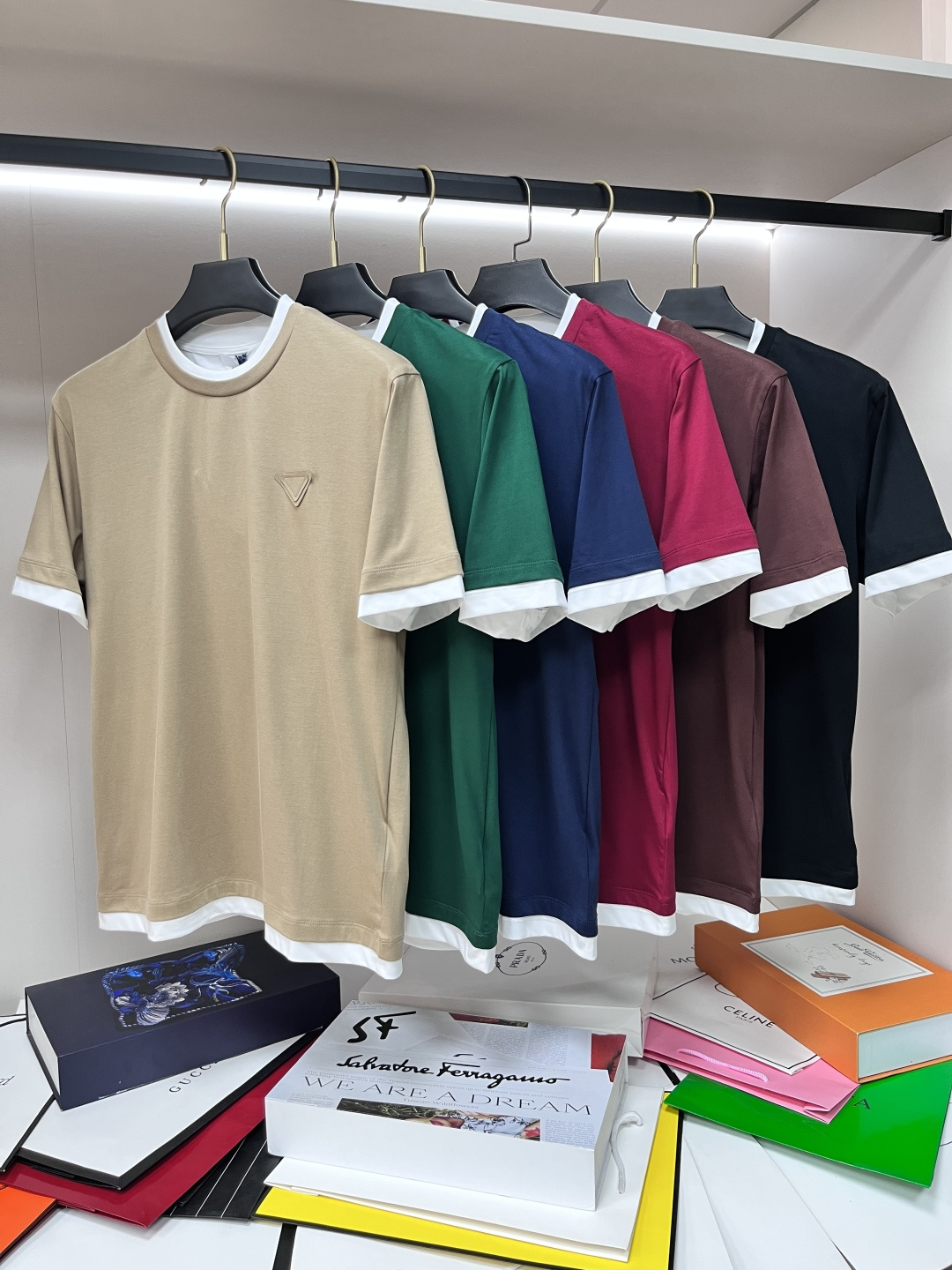 NO:419054,The main recommendation is the new 6-color triangle logo contrast cotton T-shirt Prada This cotton T-shirt reinterprets classic items with layering and contrasting colors, adding novel details to the sporty silhouette. It is decorated with the iconic fabric triangle logo. The loose fit is highly recommended!  Color black maroon khaki brown royal blue green S M L XL H2025 new model first release, prada, prada, tees, t-shirt, alexander wang19860909主推 Prada 25SS新款6色三角徽标饰撞色棉质T恤普拉达这款棉质T恤以层次感和对比色重新演绎经典单品,为运动风廓形平添新颖细节.饰有标志性织物三角形徽标.宽松版型,强烈推荐！ 颜色黑色 枣红色 卡其色 咖啡色 宝蓝色 绿色 码数S M L XL H2025新款首发,,prada,prada,tees，t-shirt,alexander wang,Men's clothing