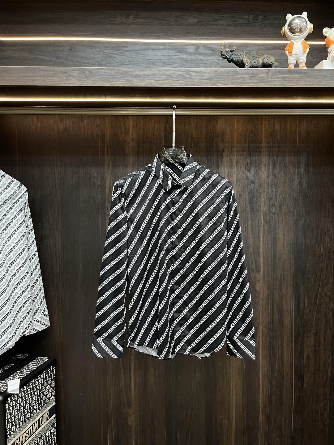 NO:502828,The main recommendation Givenchy Givenchy is the latest men's essential long-sleeved shirt, natural cotton, comfortable and breathable, original single product, original fabric, soft and comfortable, high-end and luxurious, enough to have a sufficient level of scene, this shirt is proud to make you satisfied and face! Size 38-40-42-44-46-48 New H2025 model debut, given, given, given, given, shirts, alexander wang19860909主推 Givenchy 纪梵希 专柜最新款男士必备款长袖衬衫,天然棉,舒服透气,原单狠货,原版面料,柔软舒适,上身高端又奢华,足够场面的档次,这款衬衫无不骄傲的让你满意有面子! 尺码38-40-42-44-46-48 H2025新款首发,,givenchy,givenchy,shirts,alexander wang,Men's clothing