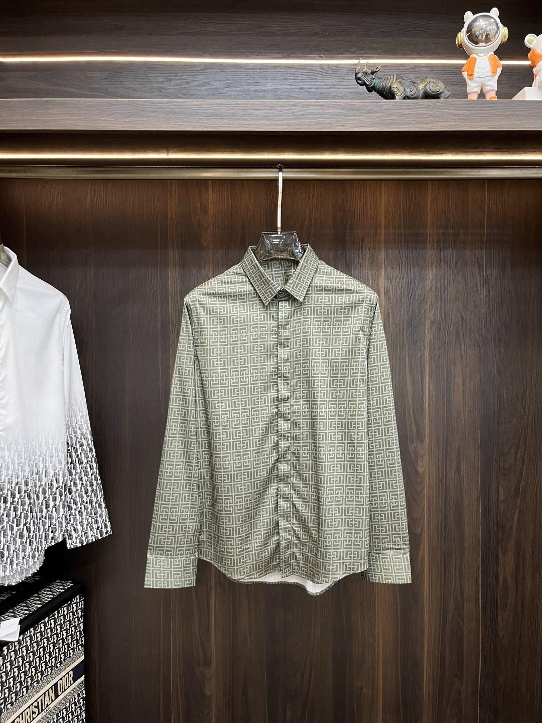 NO:502838,The main recommendation Givenchy Givenchy is the latest men's essential long-sleeved shirt, natural cotton, comfortable and breathable, original single product, original fabric, soft and comfortable, high-end and luxurious, enough to have a sufficient level of scene, this shirt is proud to make you satisfied and face! Size 38-40-42-44-46-48 New H2025 model debut, given, given, given, given, shirts, alexander wang19860909主推 Givenchy 纪梵希 专柜最新款男士必备款长袖衬衫,天然棉,舒服透气,原单狠货,原版面料,柔软舒适,上身高端又奢华,足够场面的档次,这款衬衫无不骄傲的让你满意有面子! 尺码38-40-42-44-46-48 H2025新款首发,,givenchy,givenchy,shirts,alexander wang,Men's clothing